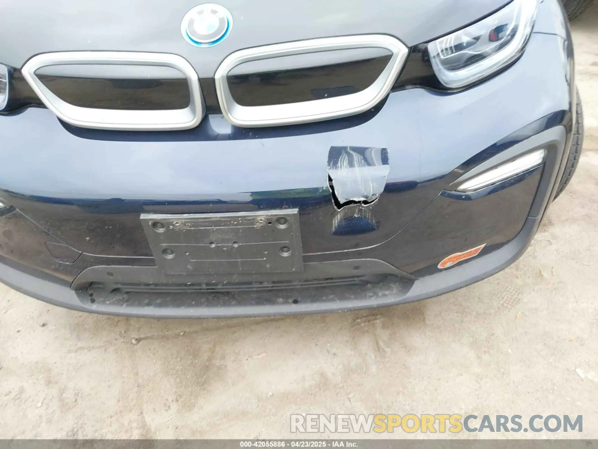 19 Photograph of a damaged car WBY8P4C54K7E83372 BMW I3 2019