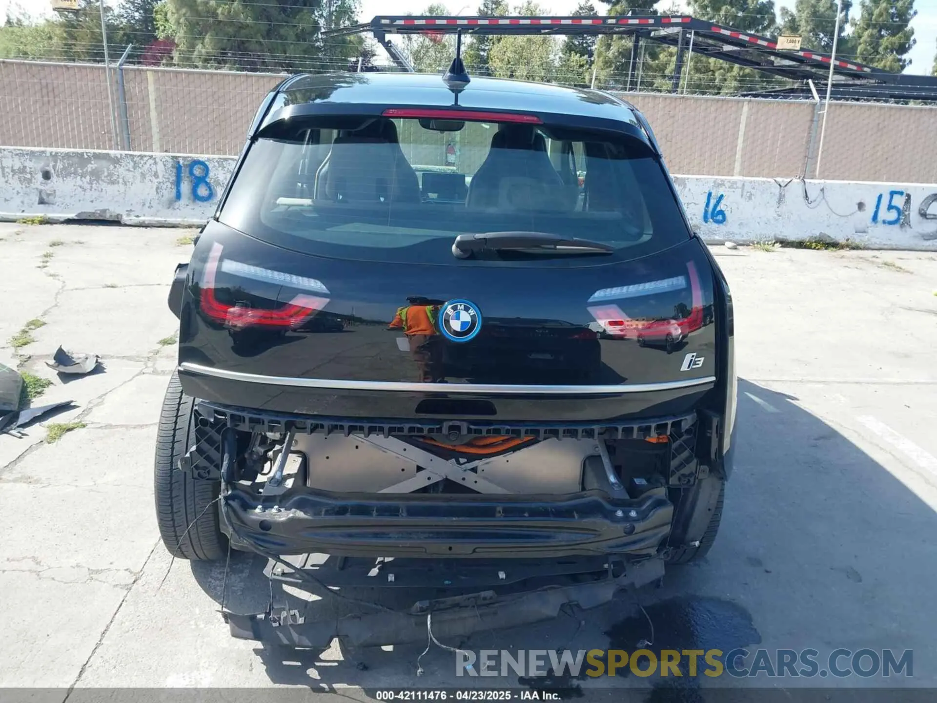 17 Photograph of a damaged car WBY8P2C04M7J50324 BMW I3 2021