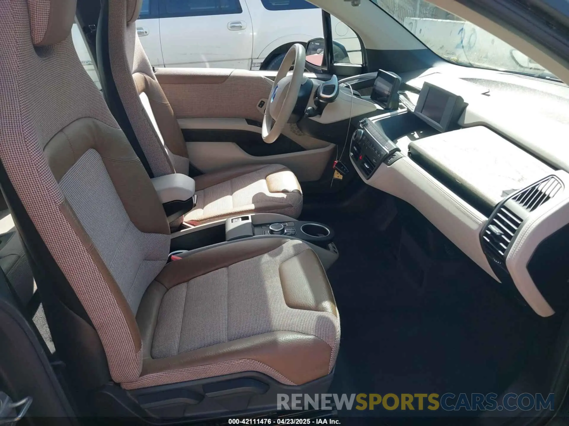 5 Photograph of a damaged car WBY8P2C04M7J50324 BMW I3 2021