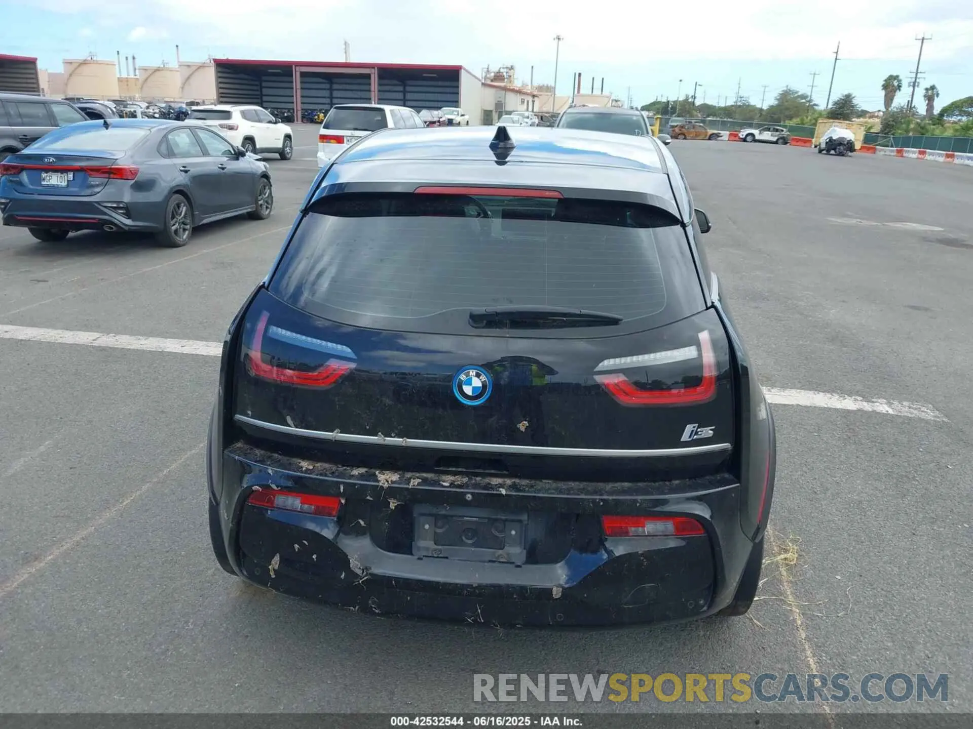 16 Photograph of a damaged car WBY8P6C52K7D94279 BMW I3S 2019