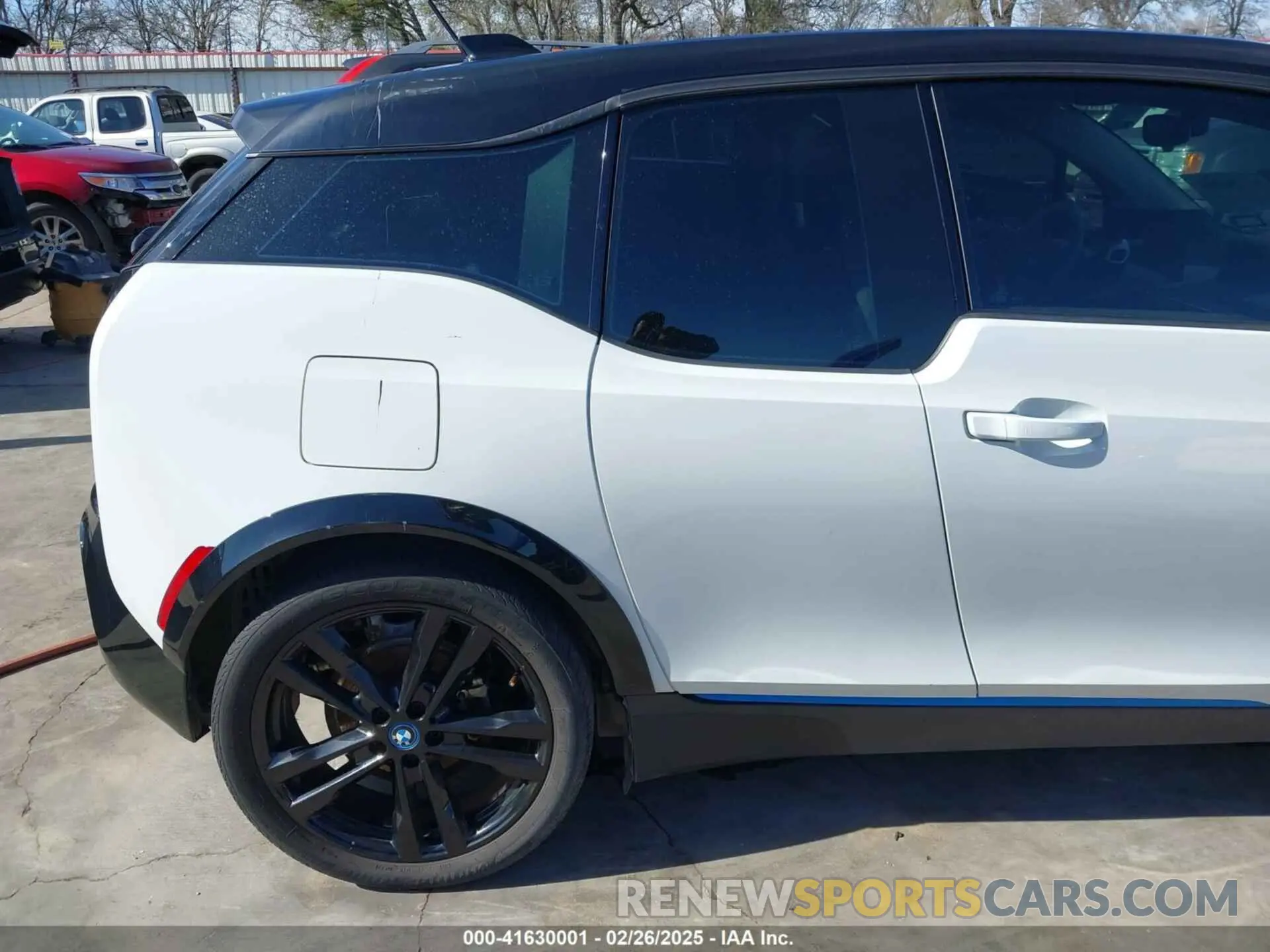 19 Photograph of a damaged car WBY8P8C51K7E77908 BMW I3S 2019