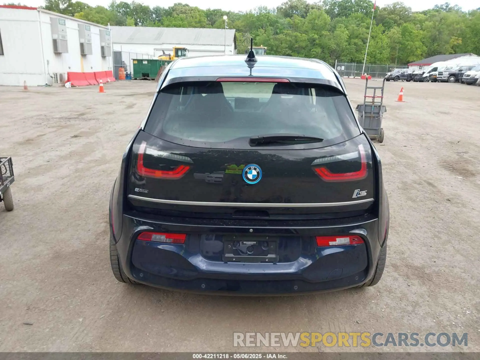 17 Photograph of a damaged car WBY8P8C54K7D24617 BMW I3S 2019