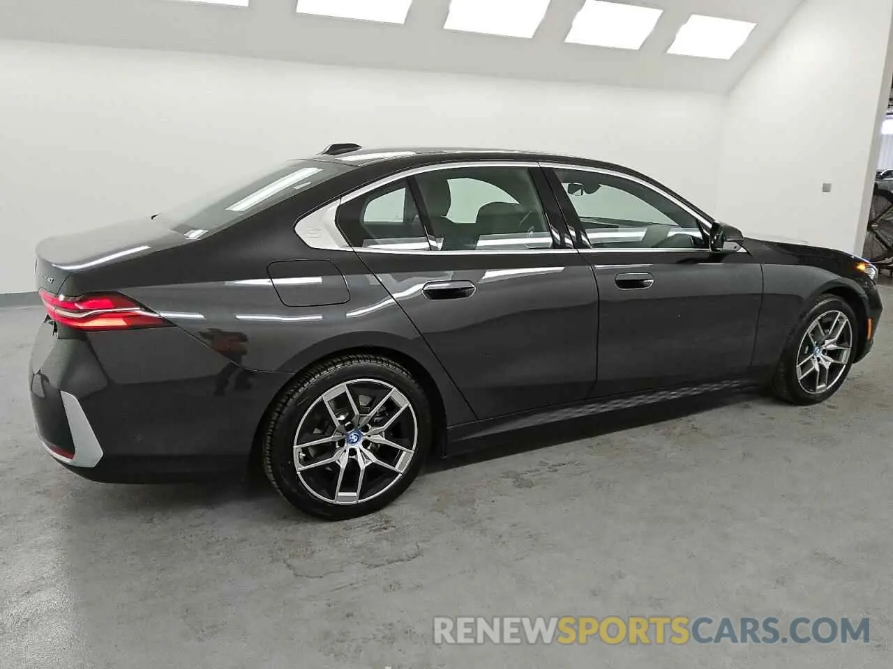 3 Фотография поврежденного автомобиля WBY33FK01RCS75486 BMW I5 EDRIVE 2024