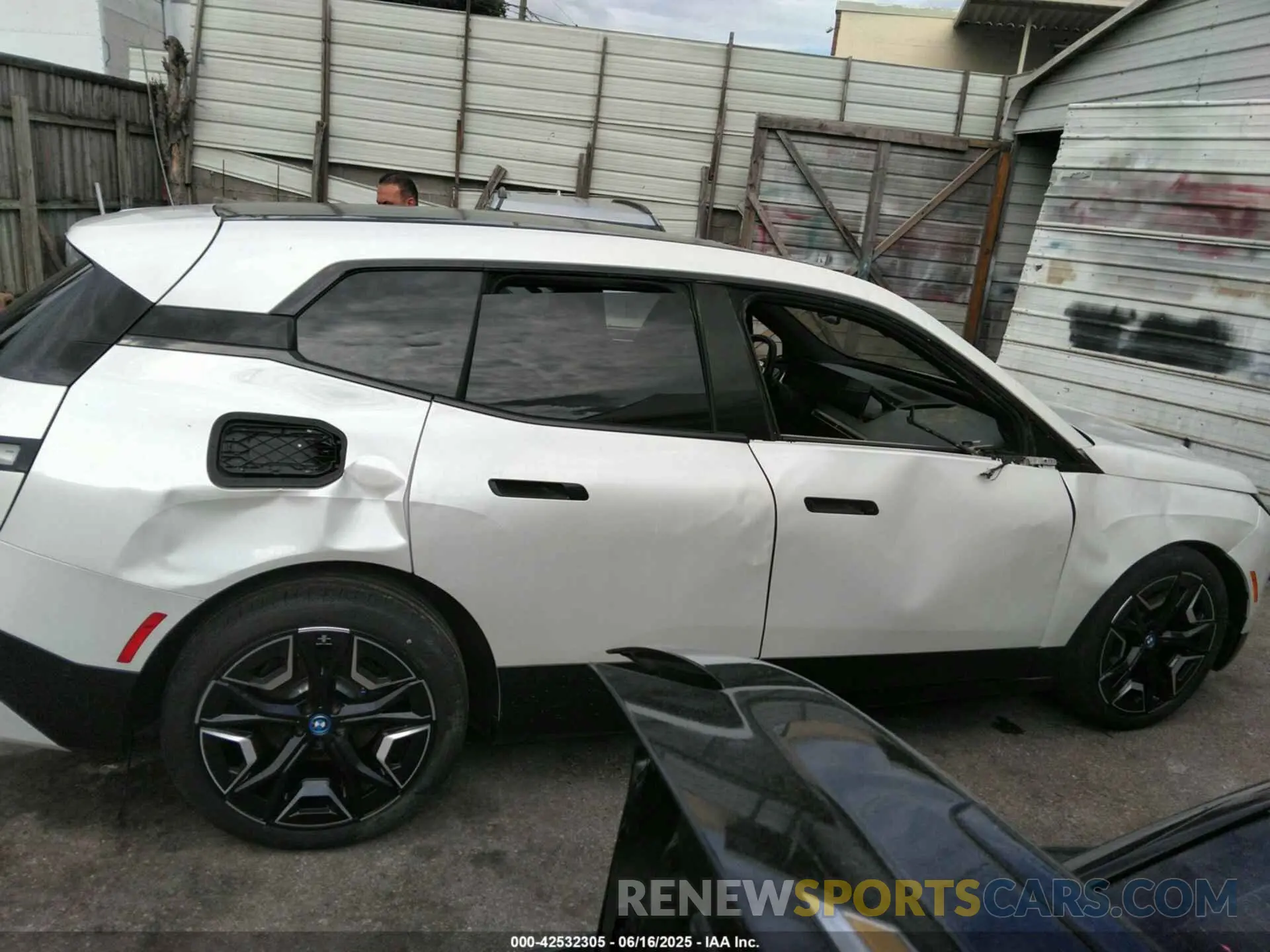 13 Photograph of a damaged car WB523CF09NCJ43040 BMW IX 2022
