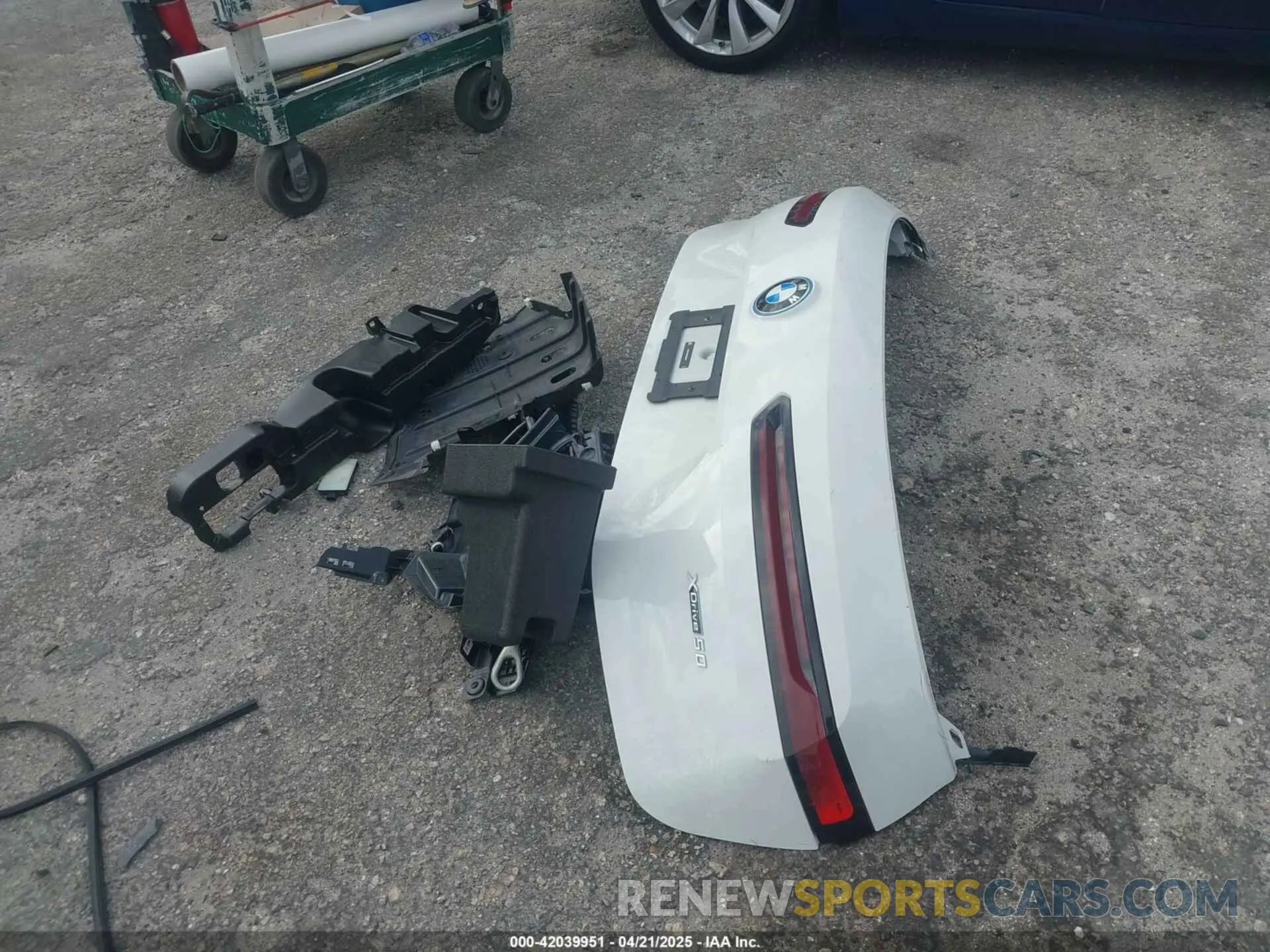 12 Фотография поврежденного автомобиля WB523CF03SCU06974 BMW IX 2025