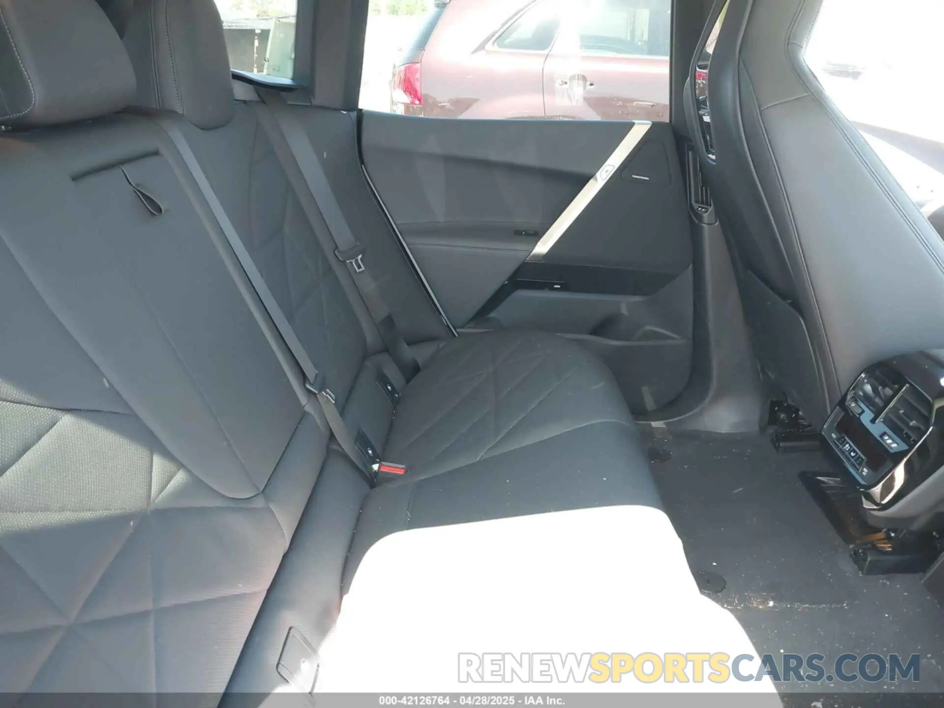 8 Фотография поврежденного автомобиля WB523CF07SCT03234 BMW IX 2025