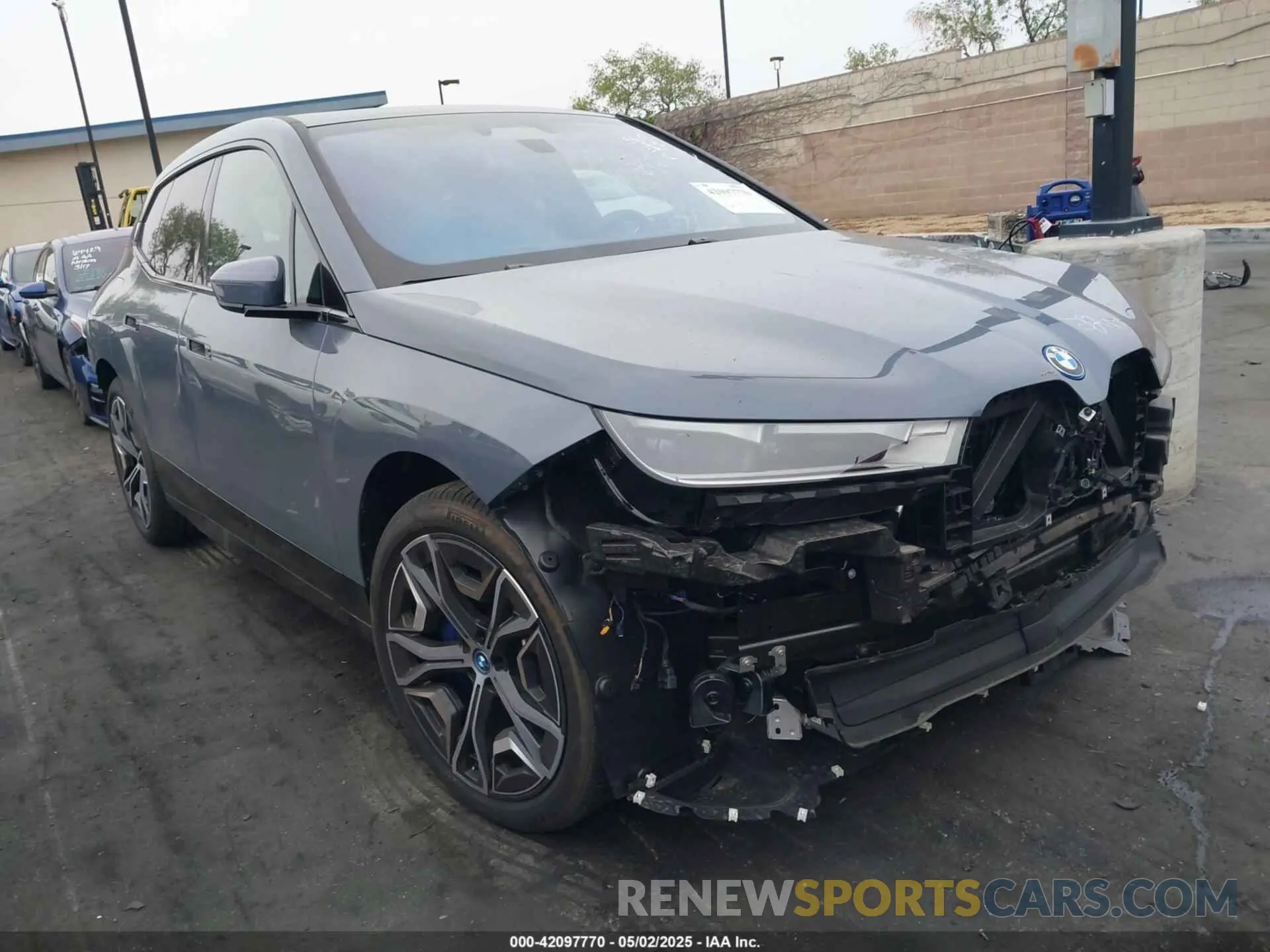 1 Фотография поврежденного автомобиля WB523CF07SCT32782 BMW IX 2025