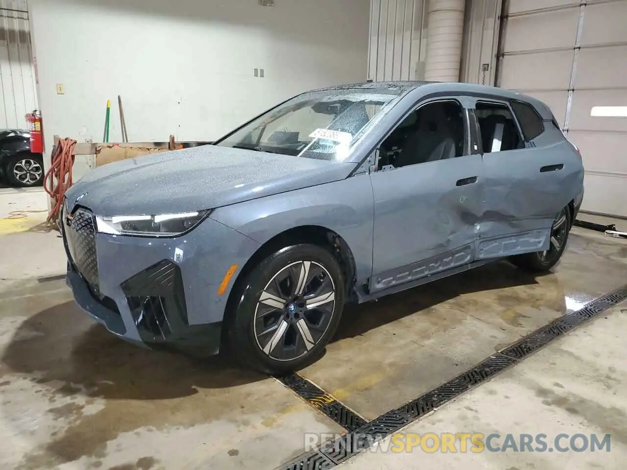 1 Фотография поврежденного автомобиля WB523CF0XRCP21815 BMW IX XDRIVE5 2024