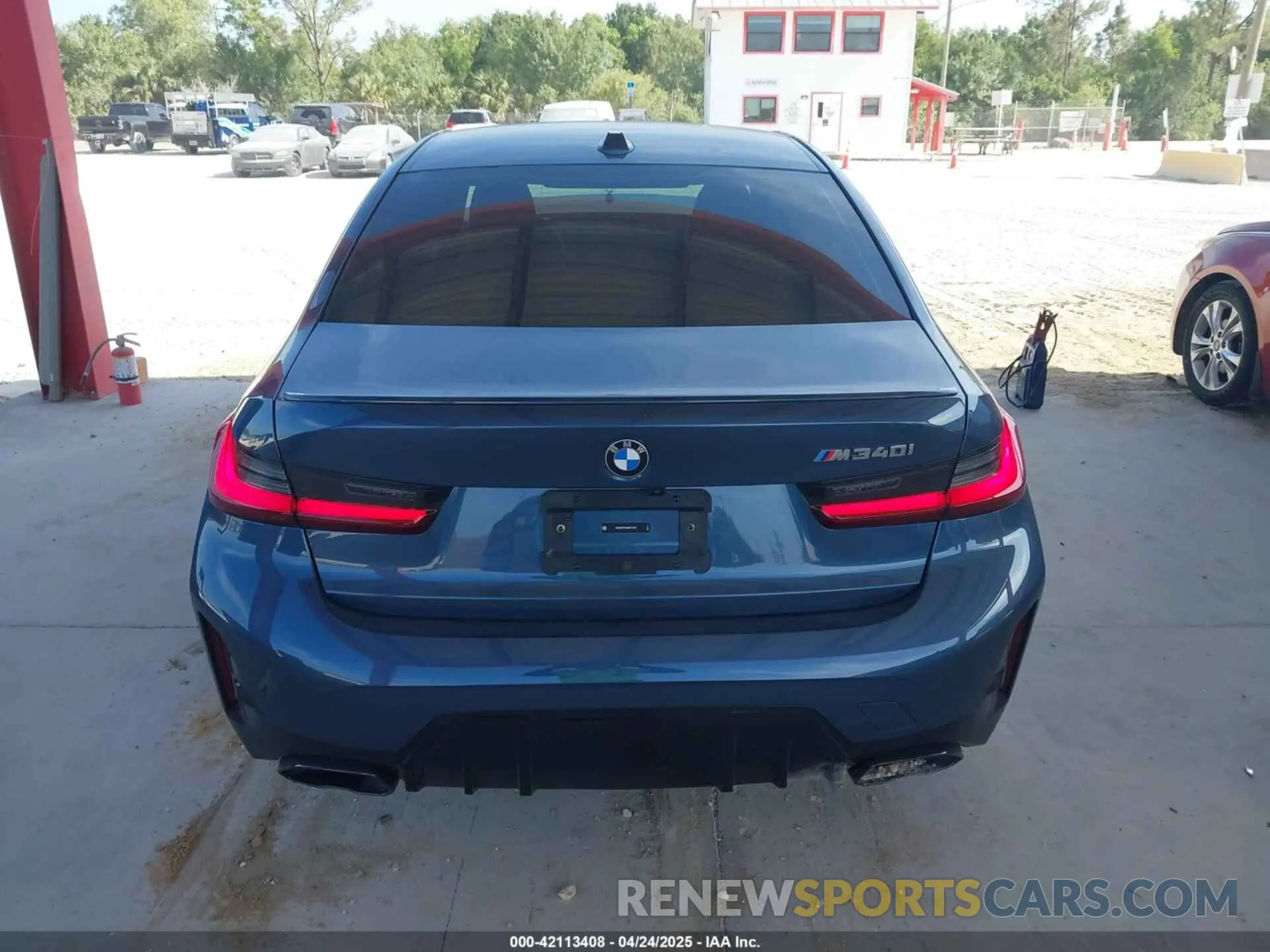 17 Photograph of a damaged car 3MW59FT05S8F47278 BMW M340I 2025