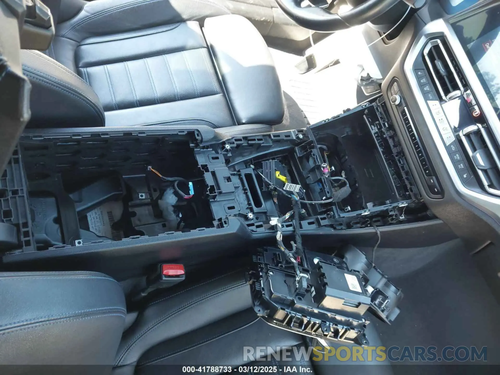 18 Photograph of a damaged car WBA53AT07MCH13853 BMW M440I 2021