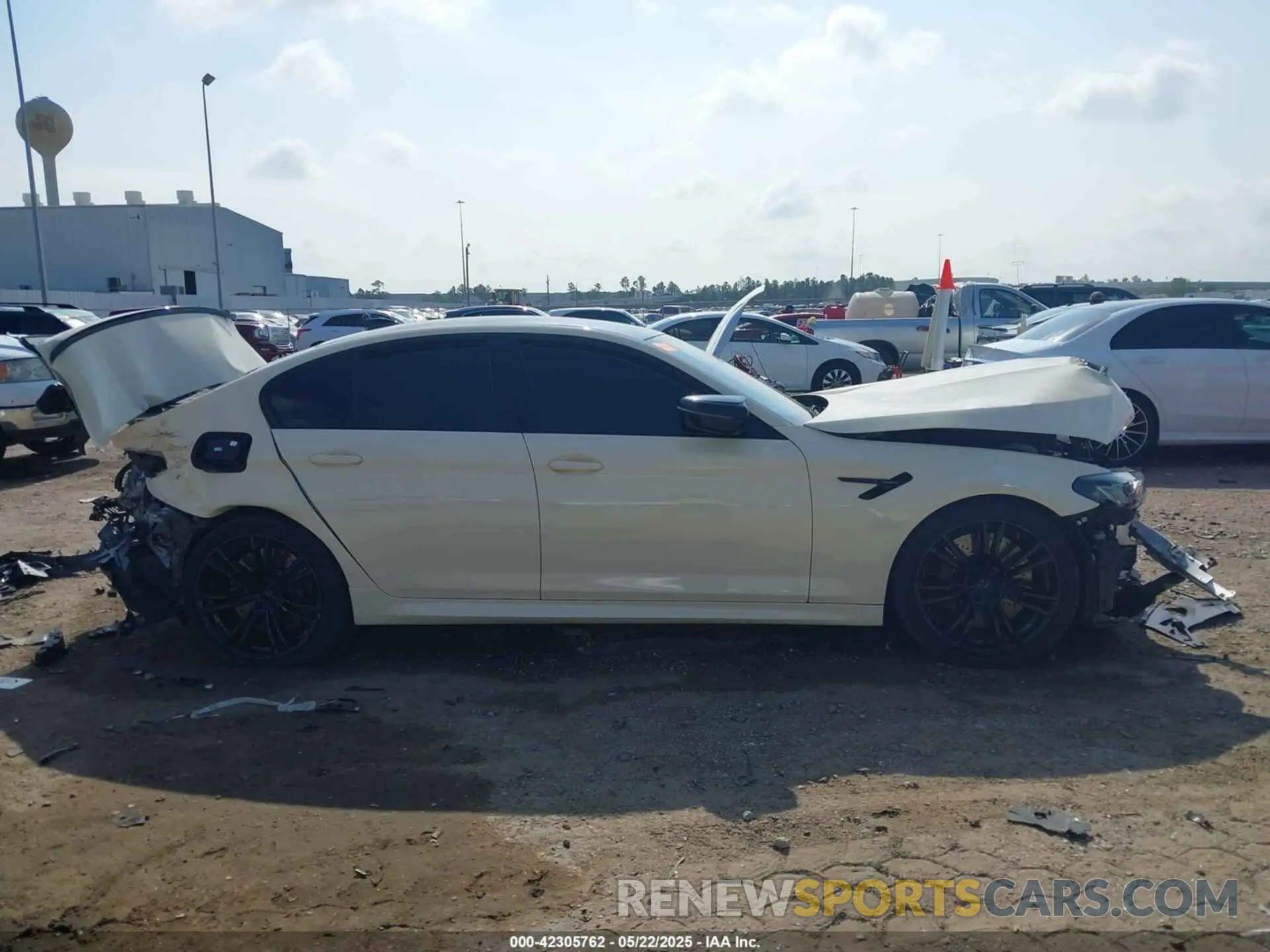 14 Photograph of a damaged car WBS83CH04MCF63178 BMW M5 2021
