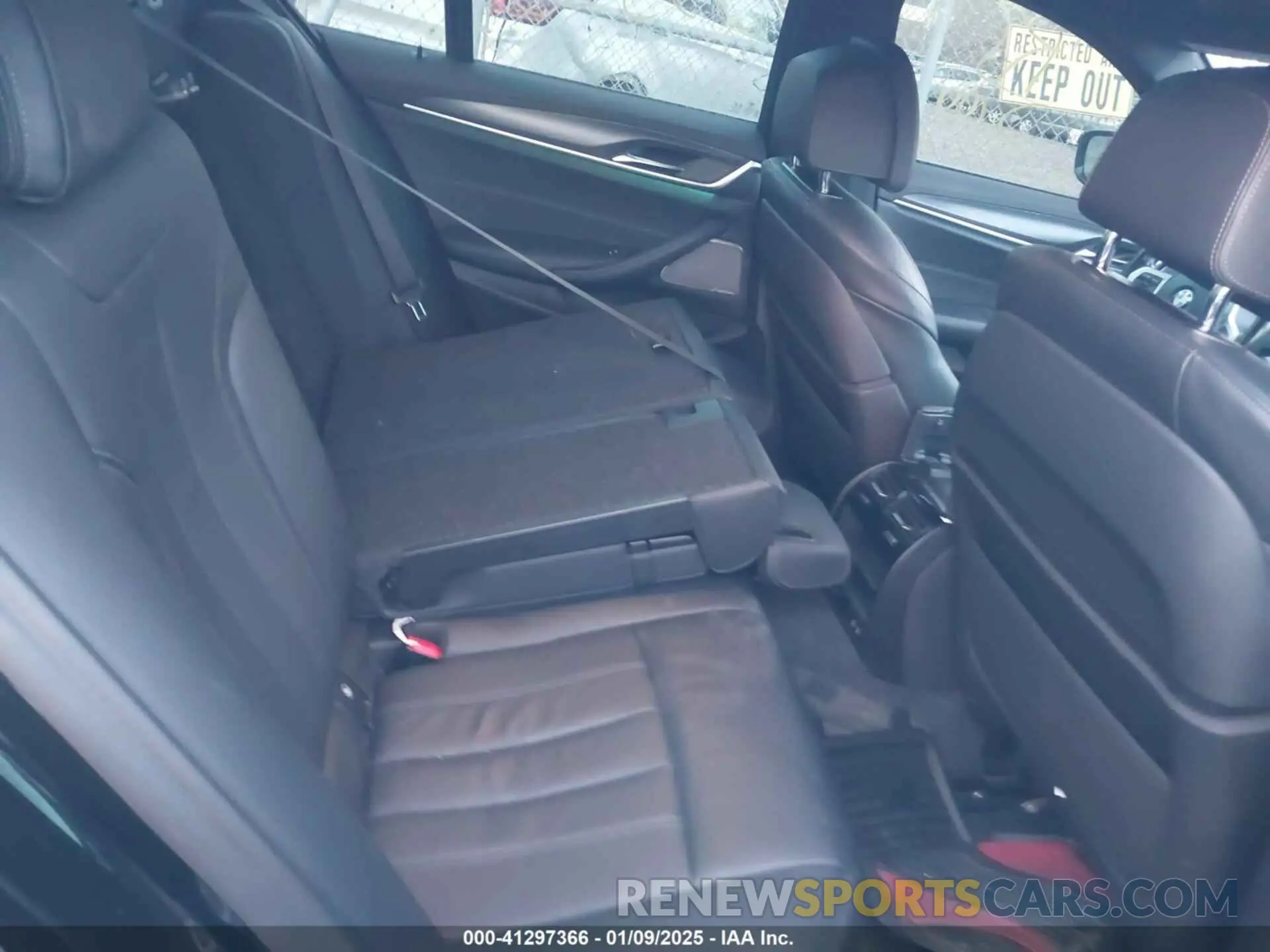 8 Photograph of a damaged car WBA13BK01NCH76521 BMW M550 2022