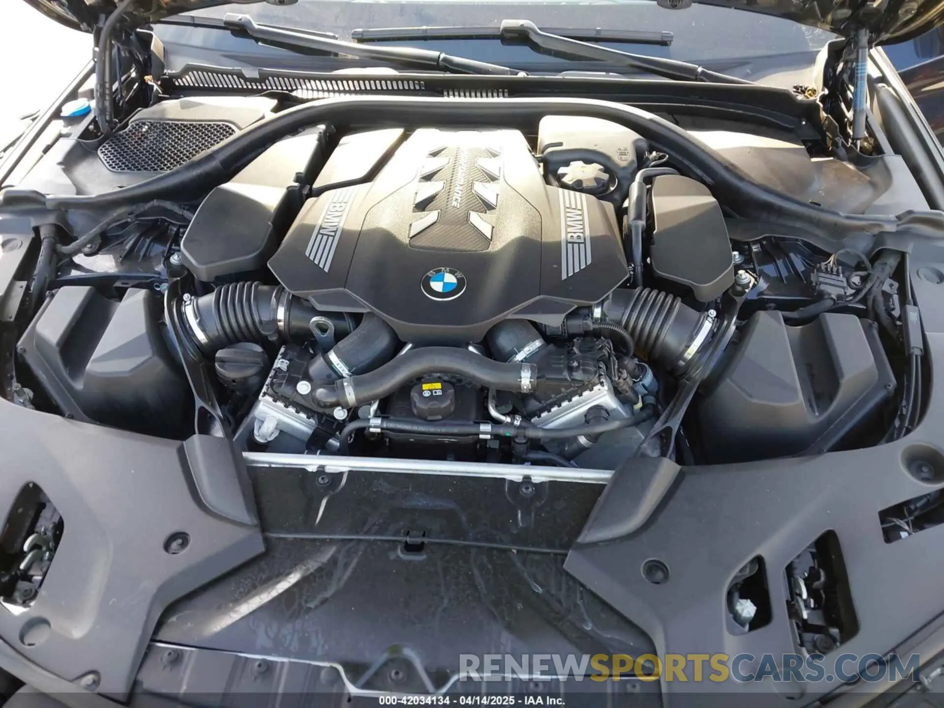 10 Photograph of a damaged car WBA13BK06NCJ43672 BMW M550 2022