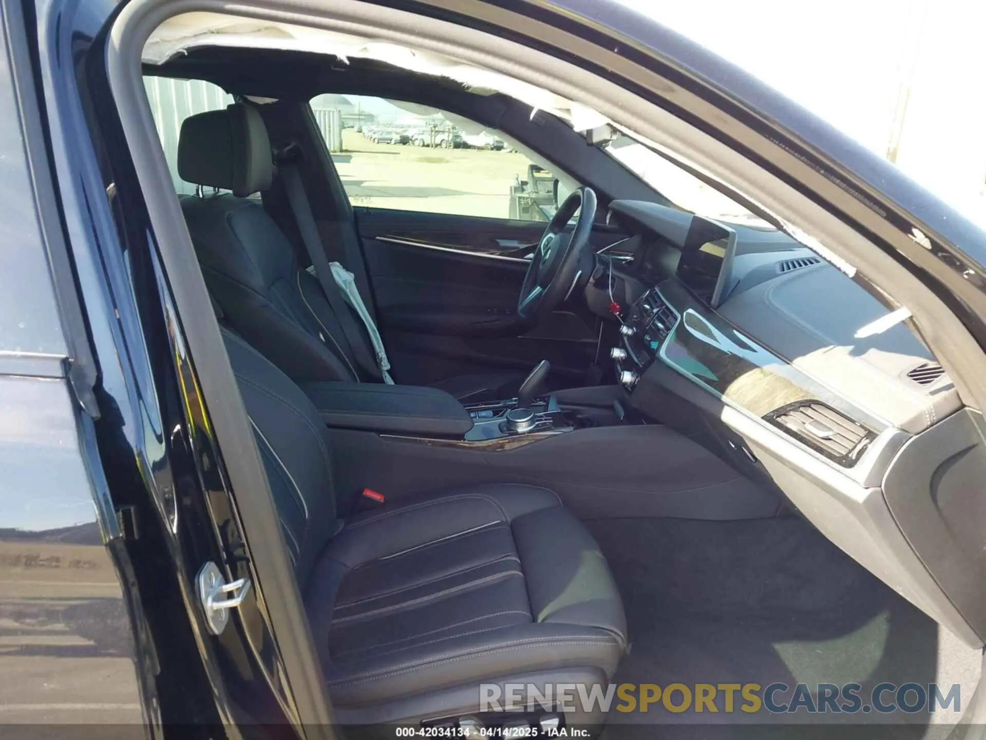 5 Photograph of a damaged car WBA13BK06NCJ43672 BMW M550 2022