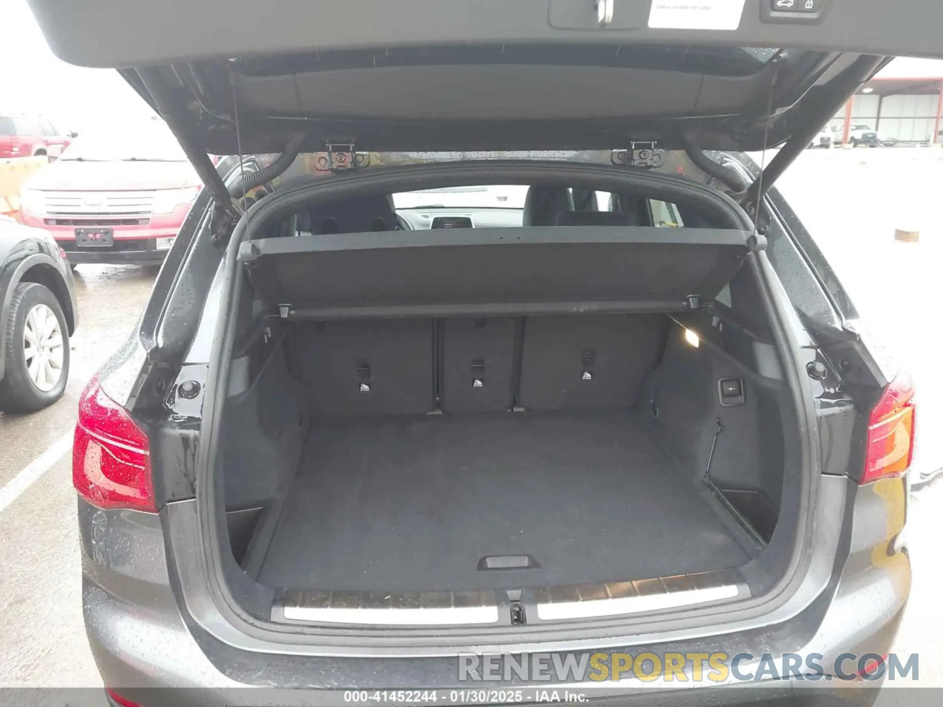 18 Photograph of a damaged car WBXHU7C52K5L12160 BMW X1 2019