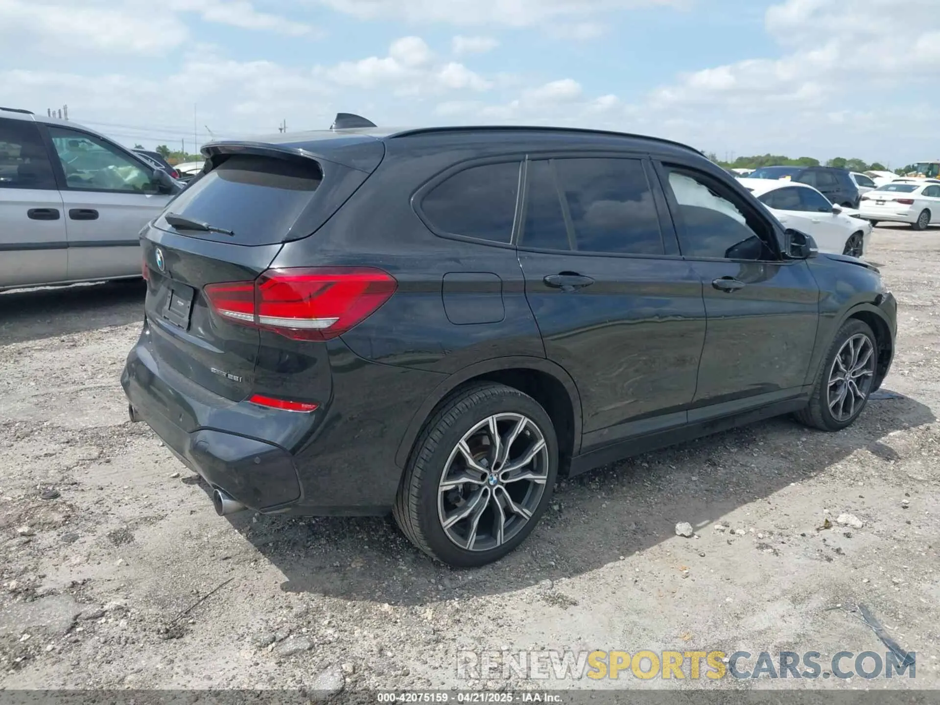 4 Фотография поврежденного автомобиля WBXJG7C0XL5P74237 BMW X1 2020