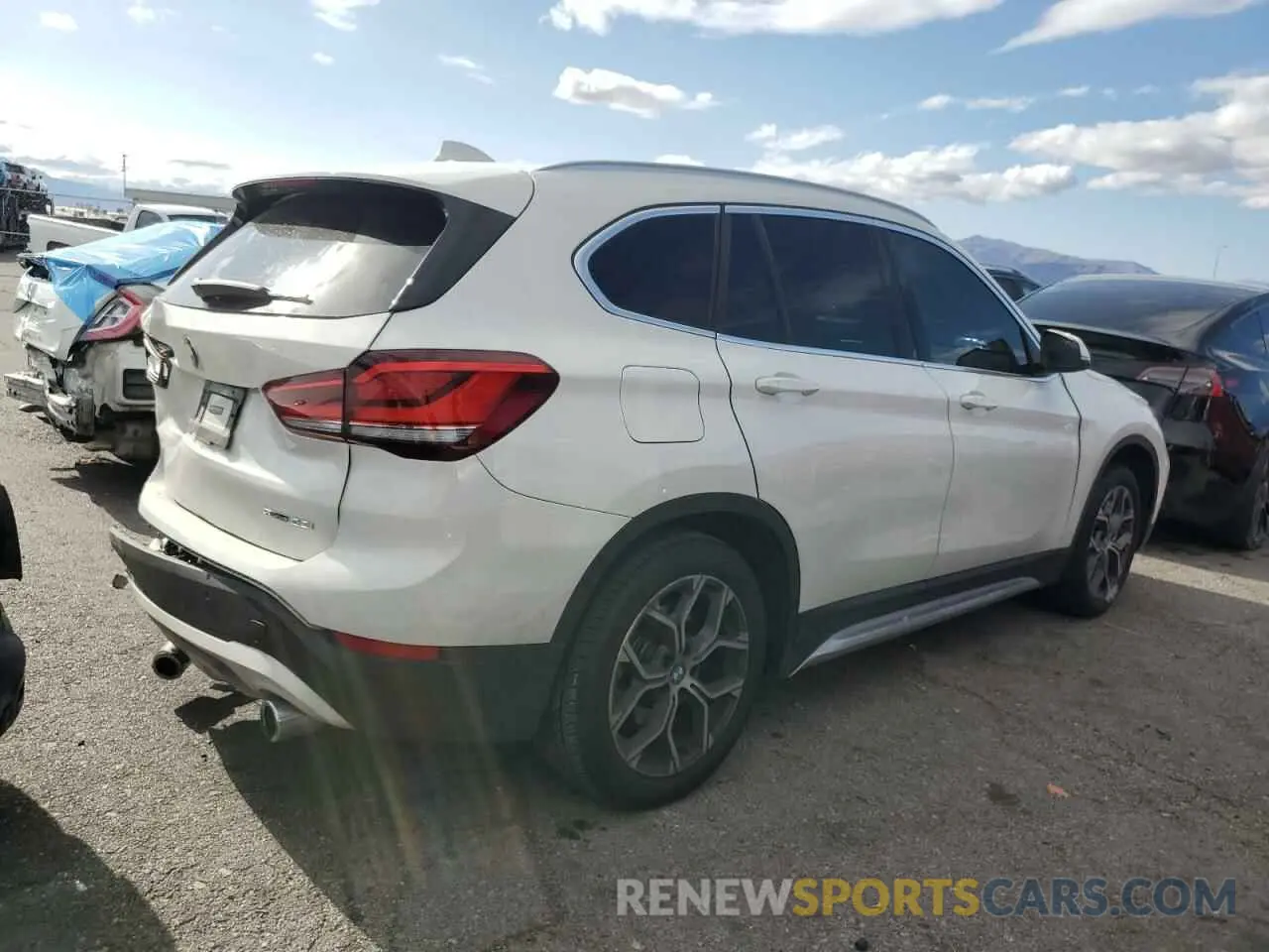 3 Фотография поврежденного автомобиля WBXJG7C01M5T72642 BMW X1 2021