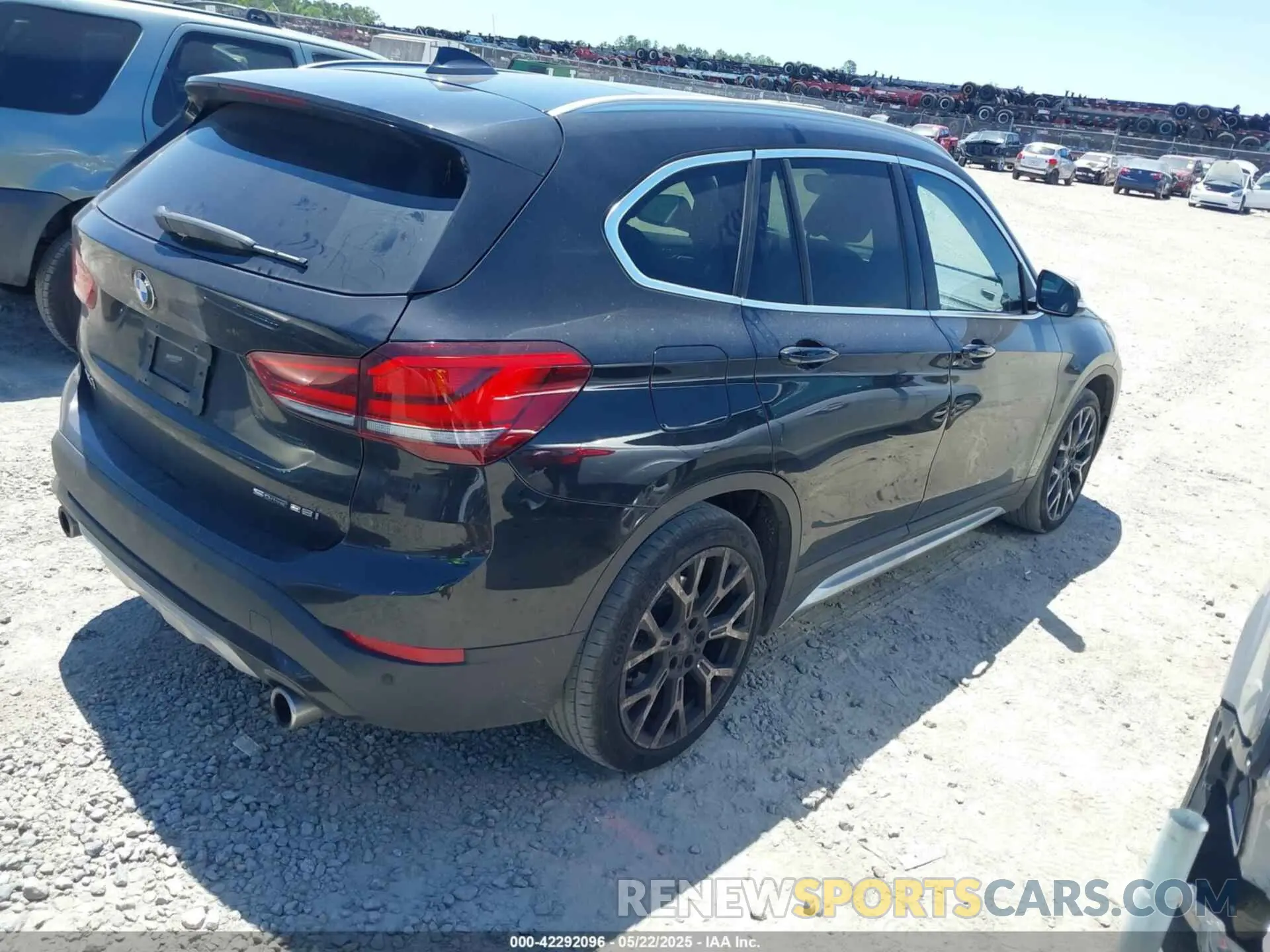 4 Фотография поврежденного автомобиля WBXJG7C0XM5T37677 BMW X1 2021