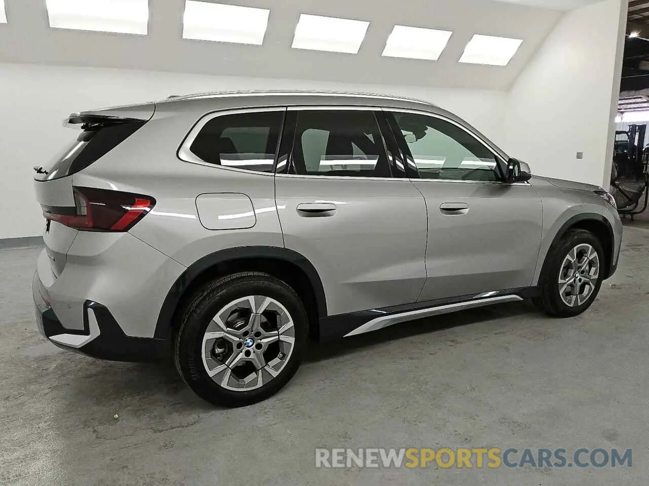 3 Фотография поврежденного автомобиля WBX73EF01S5108498 BMW X1 2025