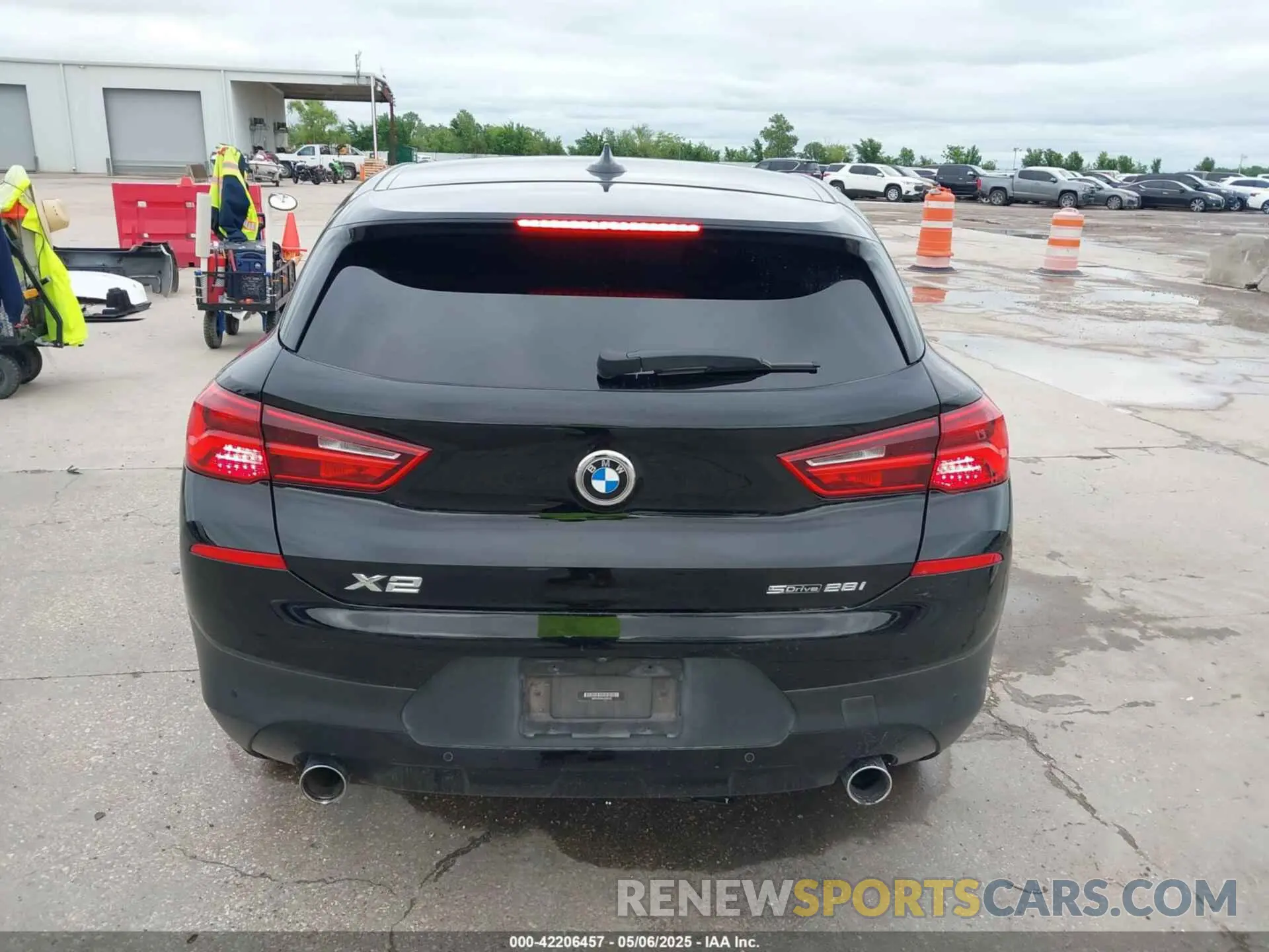 17 Photograph of a damaged car WBXYH9C0XL5P93183 BMW X2 2020
