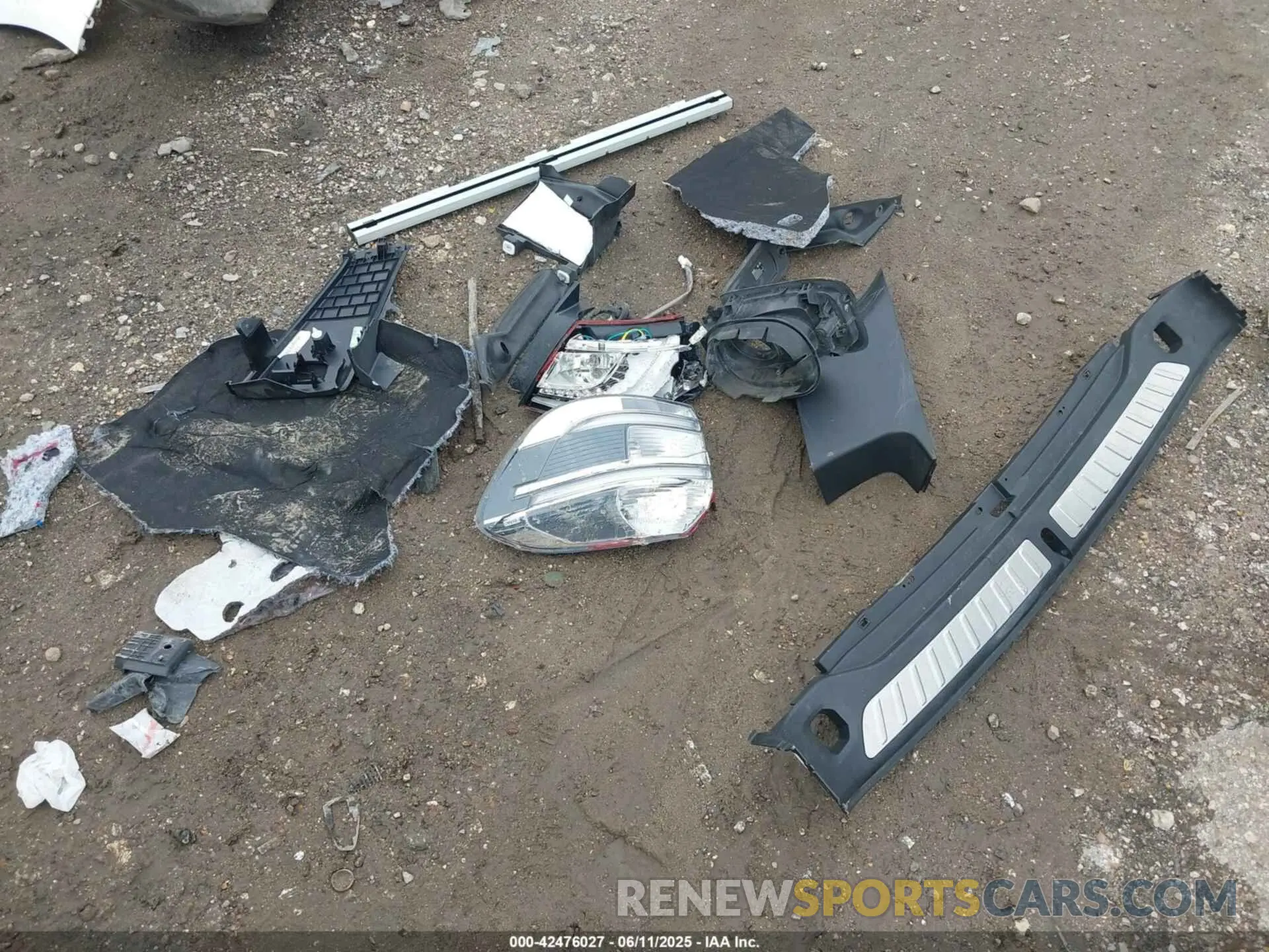 12 Photograph of a damaged car 5UXTR7C53KLR50033 BMW X3 2019