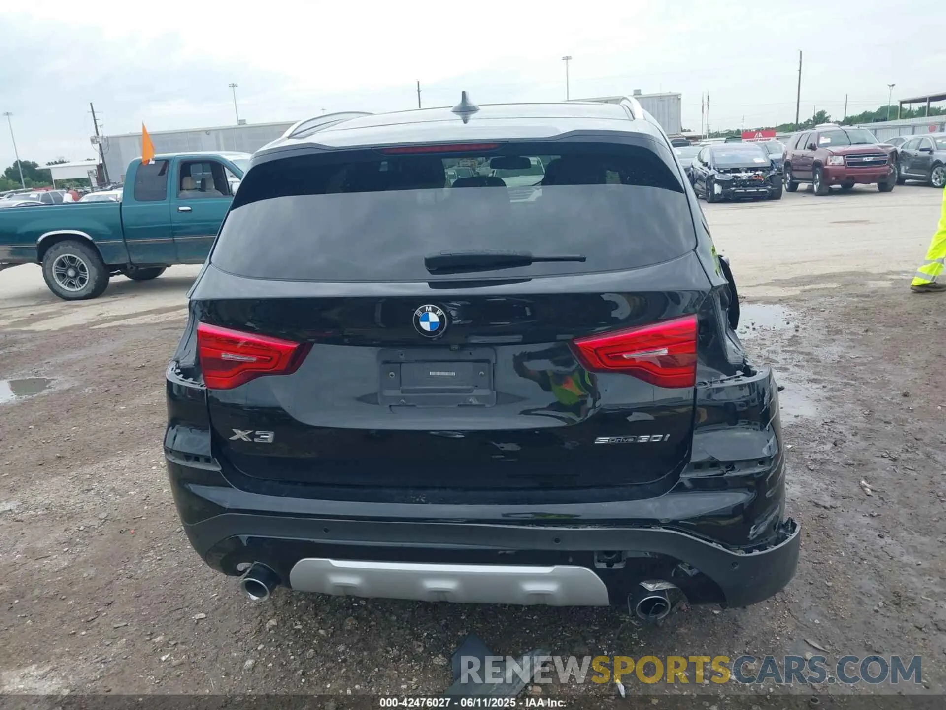 17 Photograph of a damaged car 5UXTR7C53KLR50033 BMW X3 2019