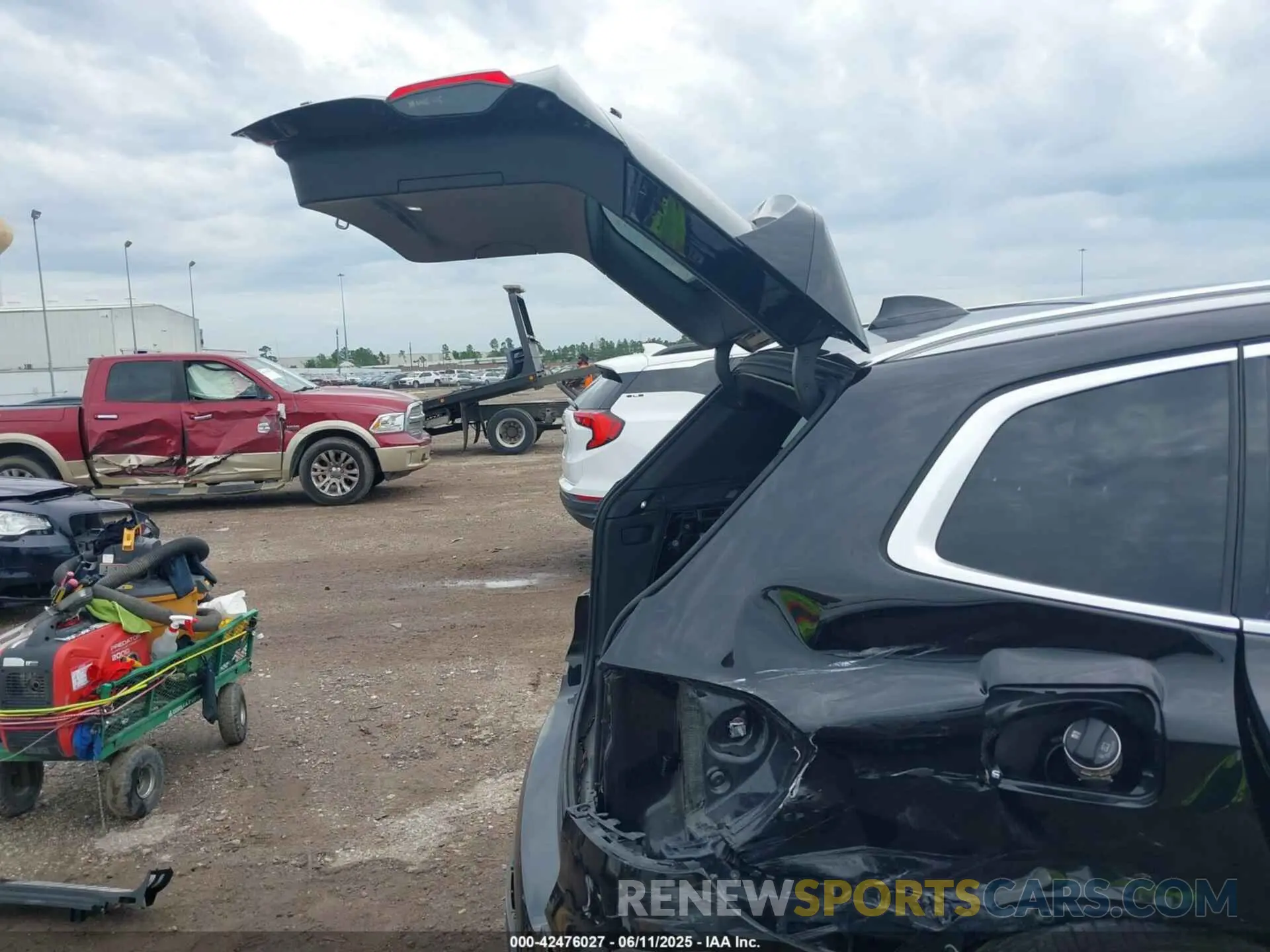 18 Photograph of a damaged car 5UXTR7C53KLR50033 BMW X3 2019