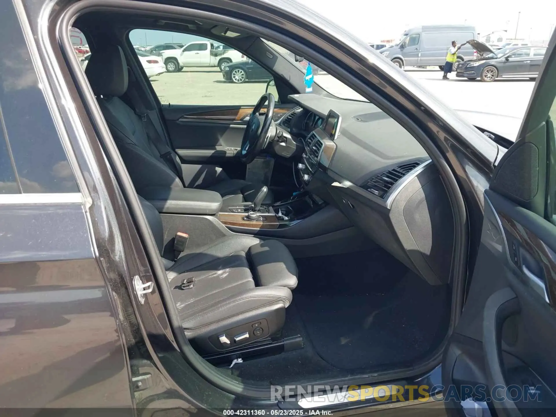 5 Photograph of a damaged car 5UXTR7C55KLE93583 BMW X3 2019