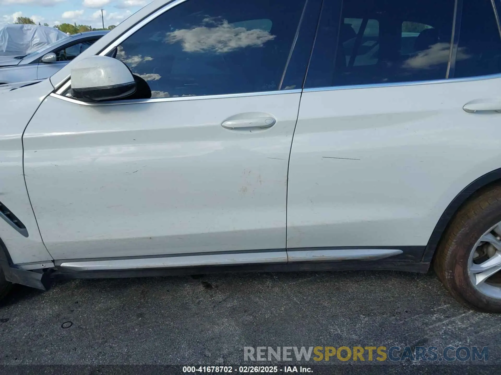 18 Photograph of a damaged car 5UXTR7C56KLR43898 BMW X3 2019
