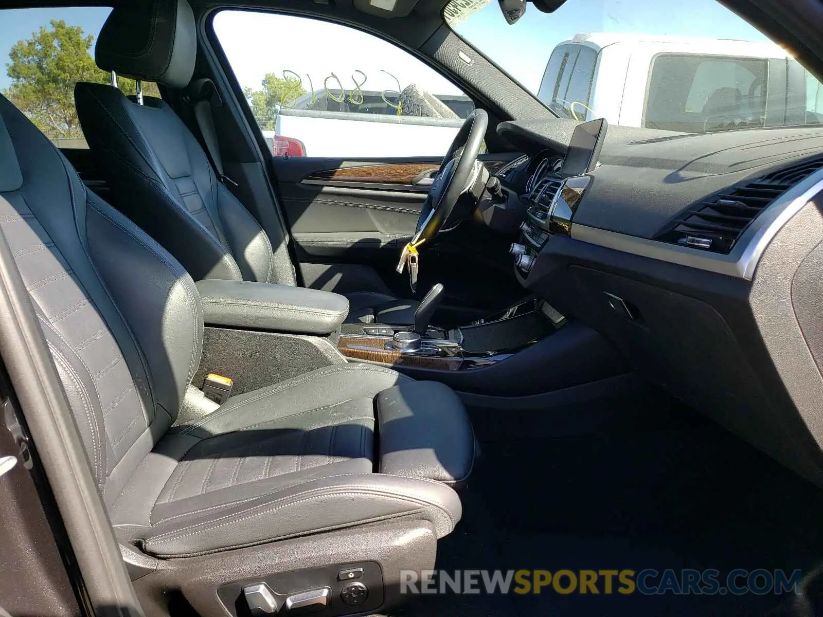 5 Photograph of a damaged car 5UXTR9C54KLP81460 BMW X3 2019