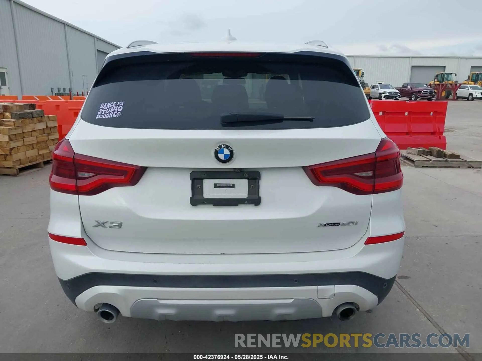 17 Photograph of a damaged car 5UXTR9C56KLP83808 BMW X3 2019