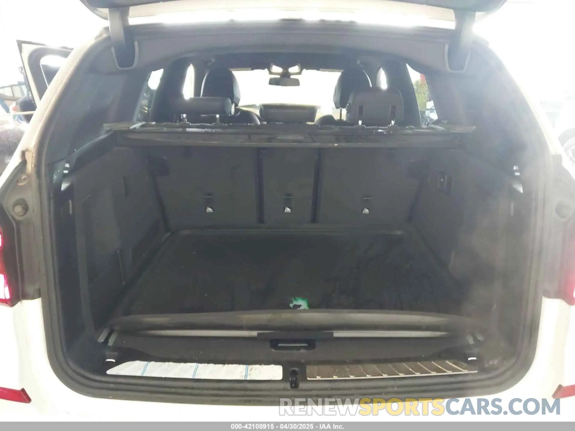 18 Photograph of a damaged car 5UXTR9C57KLP85888 BMW X3 2019