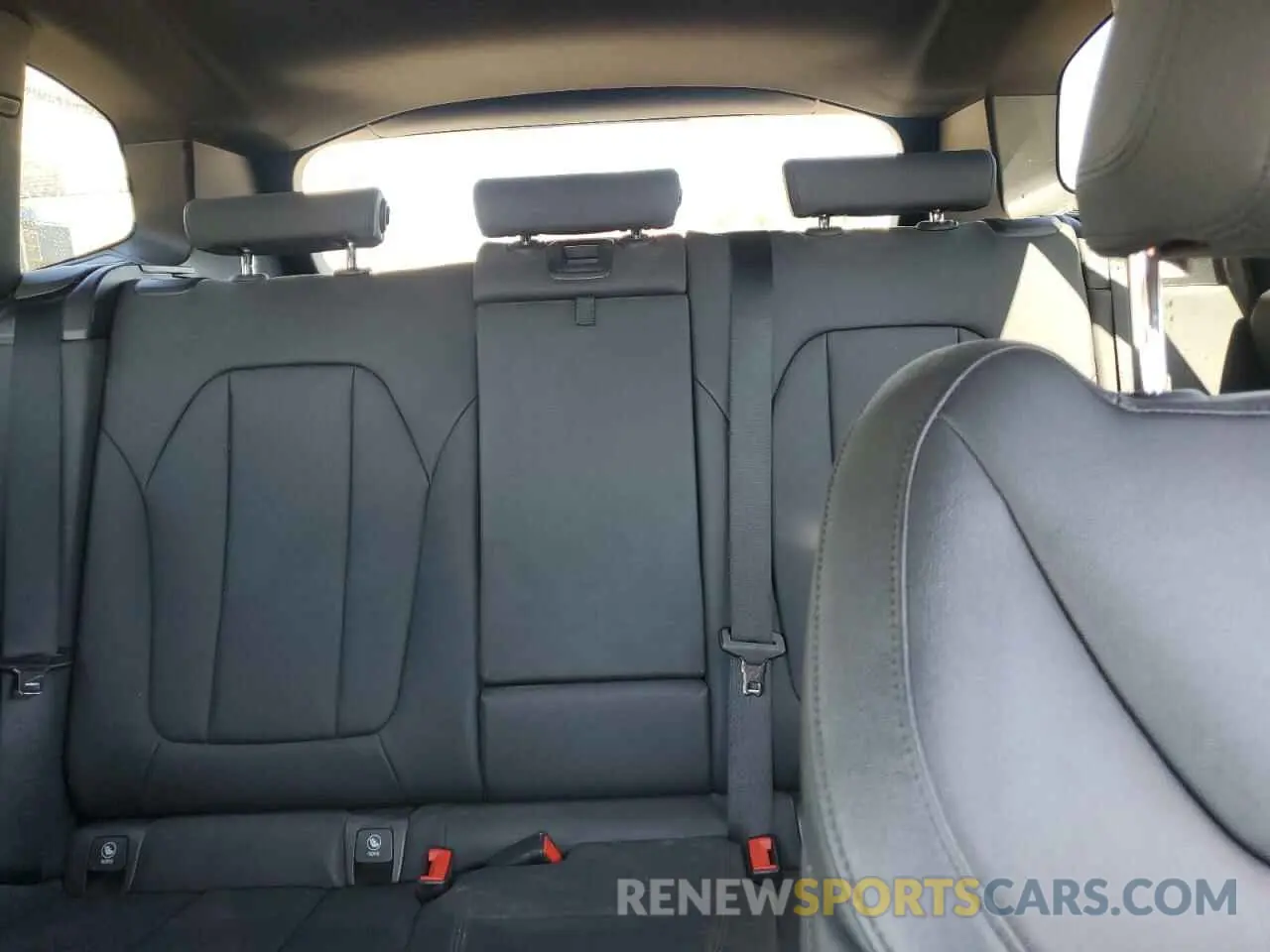 10 Photograph of a damaged car 5UXTR9C57KLR06404 BMW X3 2019
