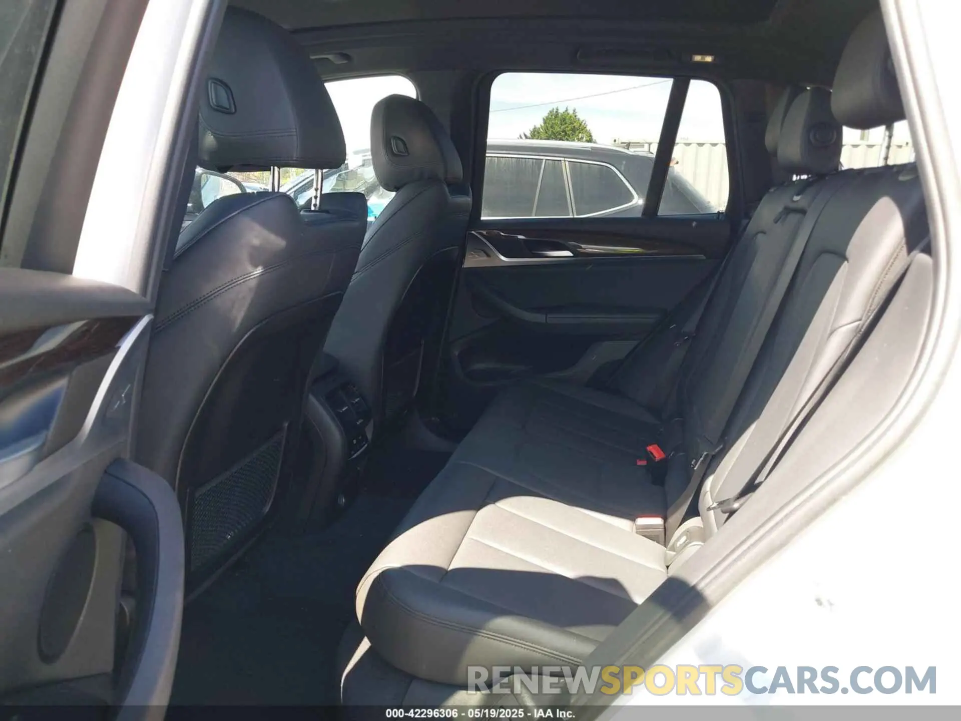 8 Photograph of a damaged car 5UXTR9C5XKLD90591 BMW X3 2019