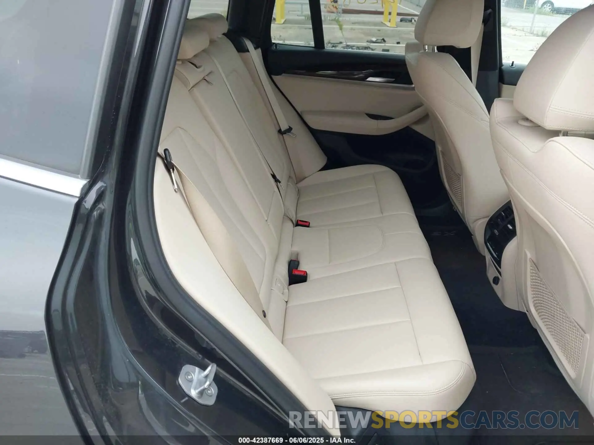 8 Photograph of a damaged car 5UXTR9C5XKLD98464 BMW X3 2019