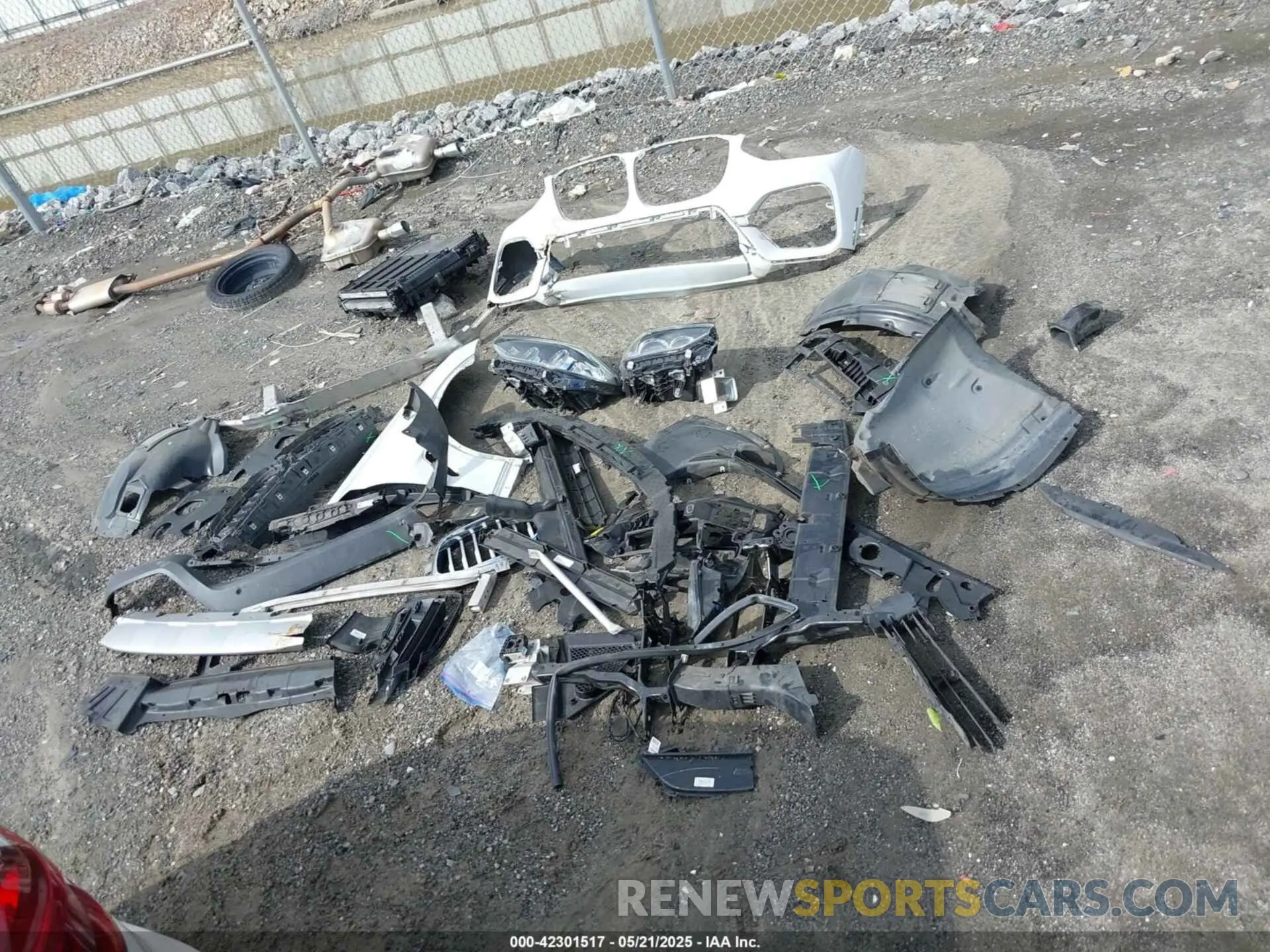 12 Photograph of a damaged car 5UXTY3C05LLU70867 BMW X3 2020