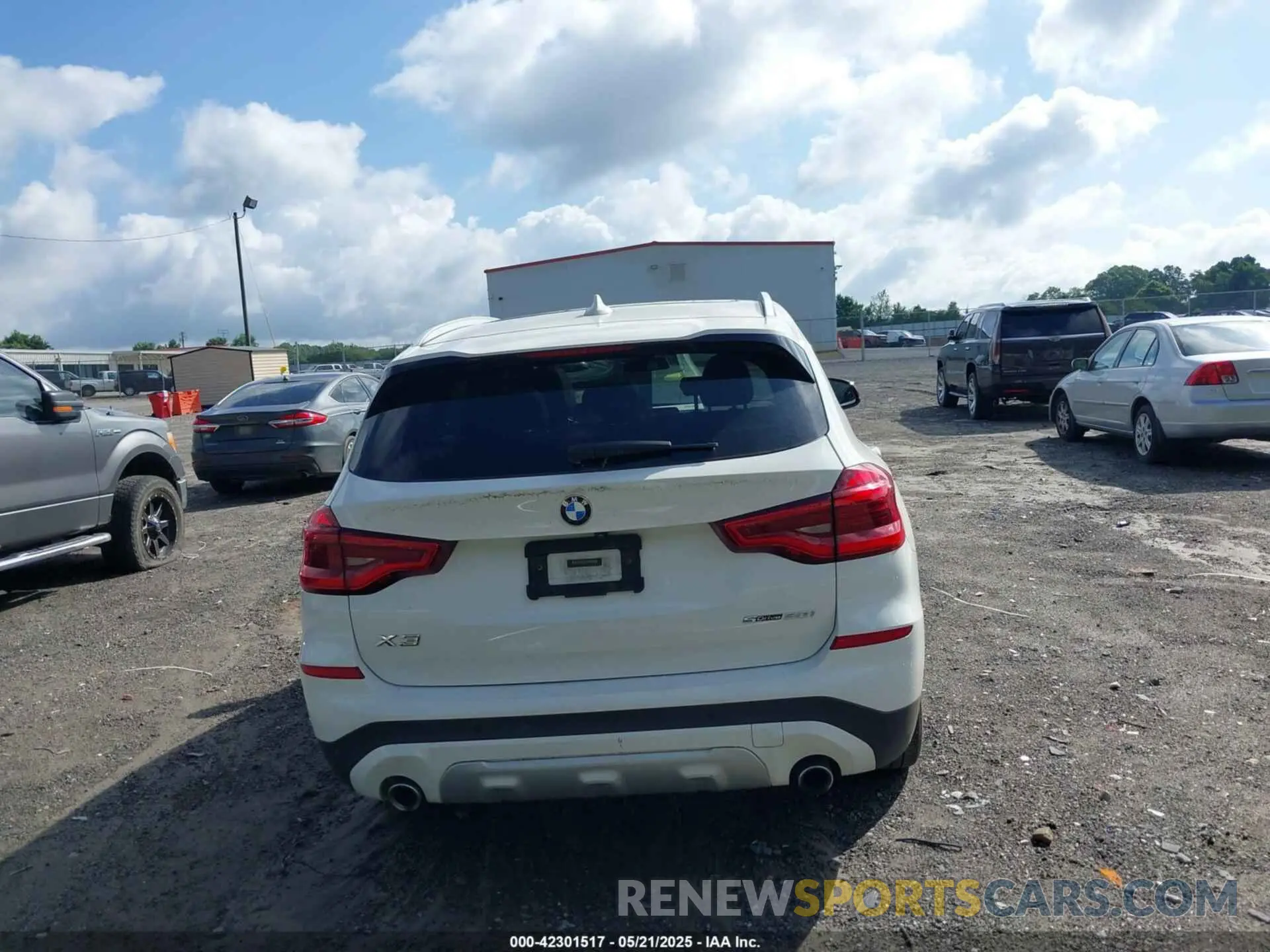 17 Photograph of a damaged car 5UXTY3C05LLU70867 BMW X3 2020