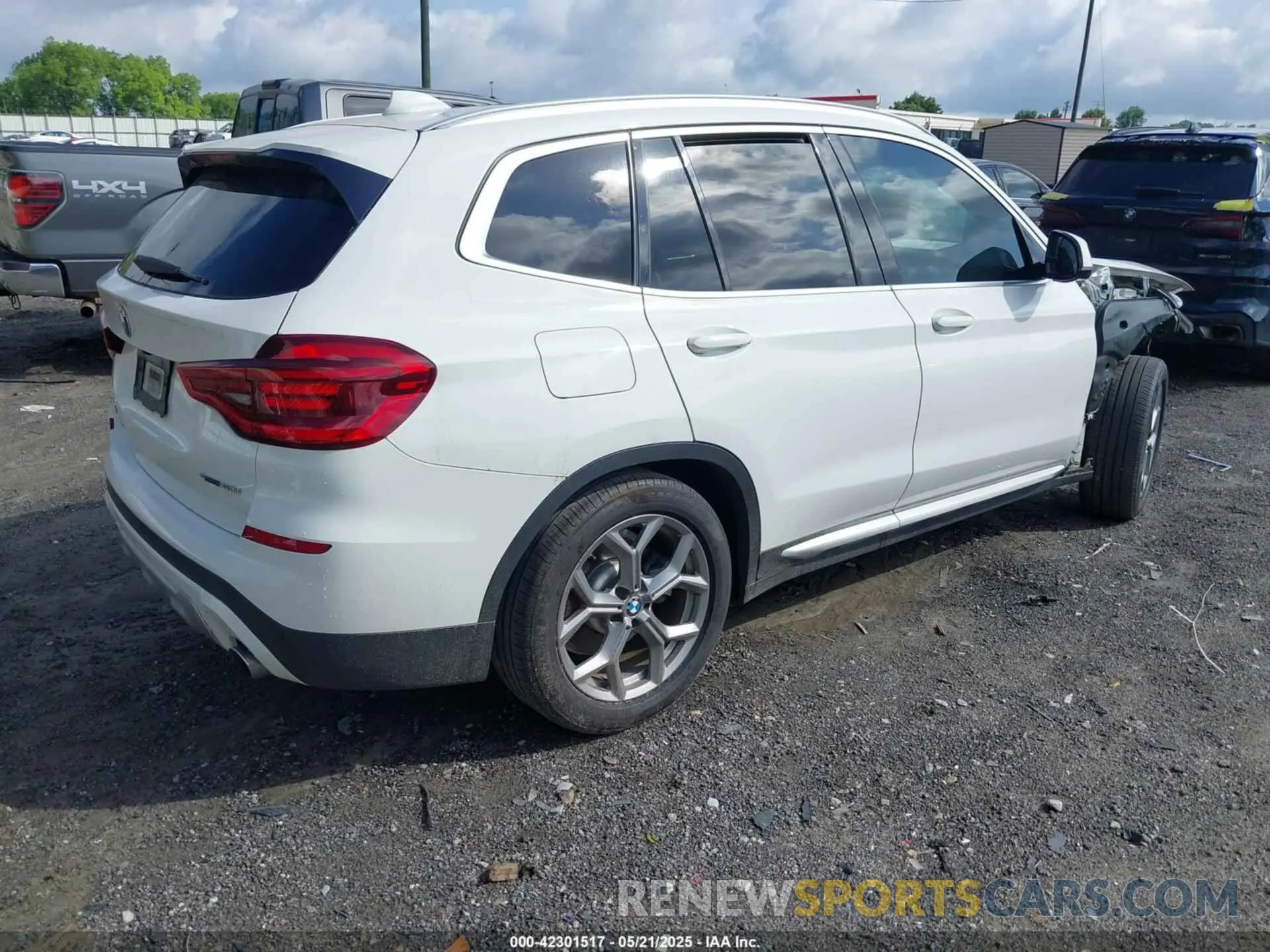 4 Photograph of a damaged car 5UXTY3C05LLU70867 BMW X3 2020
