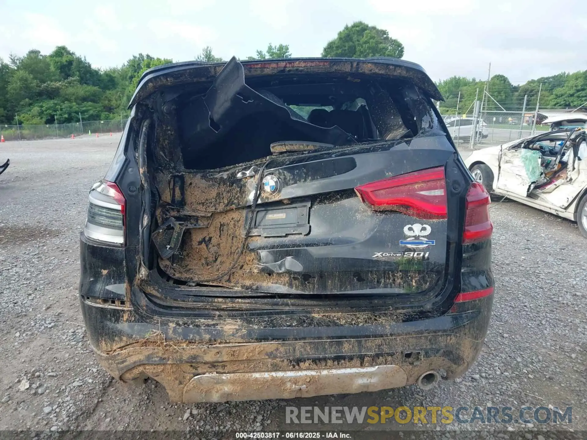 16 Photograph of a damaged car 5UXTY5C09LLE58039 BMW X3 2020