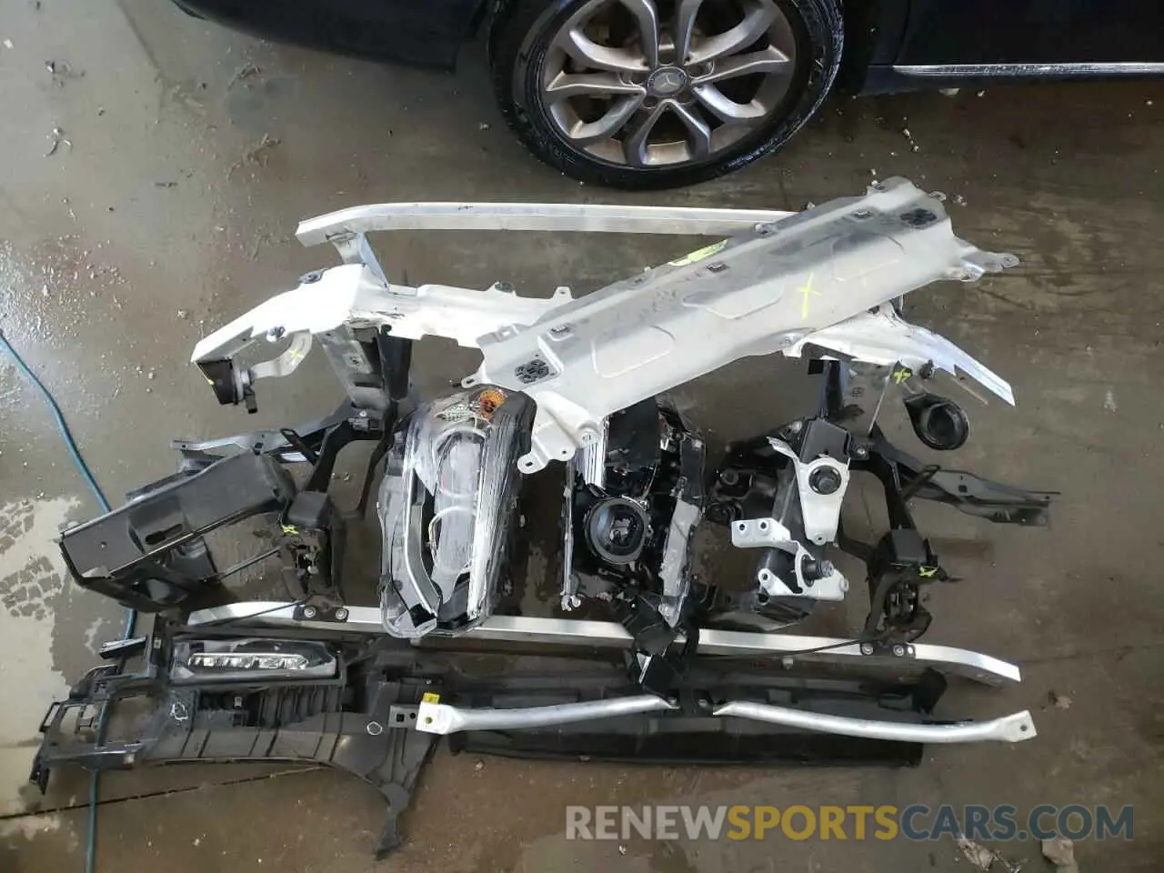 9 Photograph of a damaged car 5UXTY5C0XL9D42782 BMW X3 2020