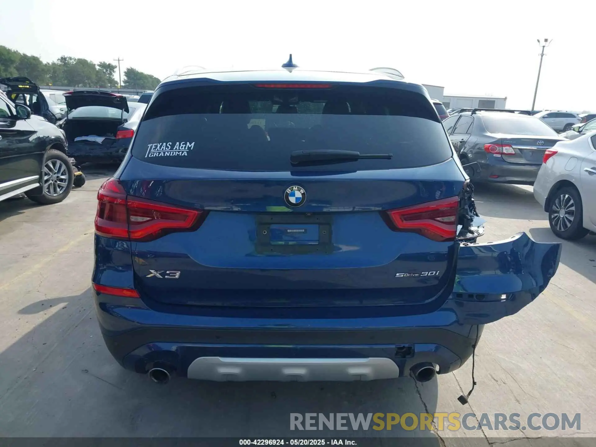 17 Photograph of a damaged car 5UXTY3C01M9F26580 BMW X3 2021