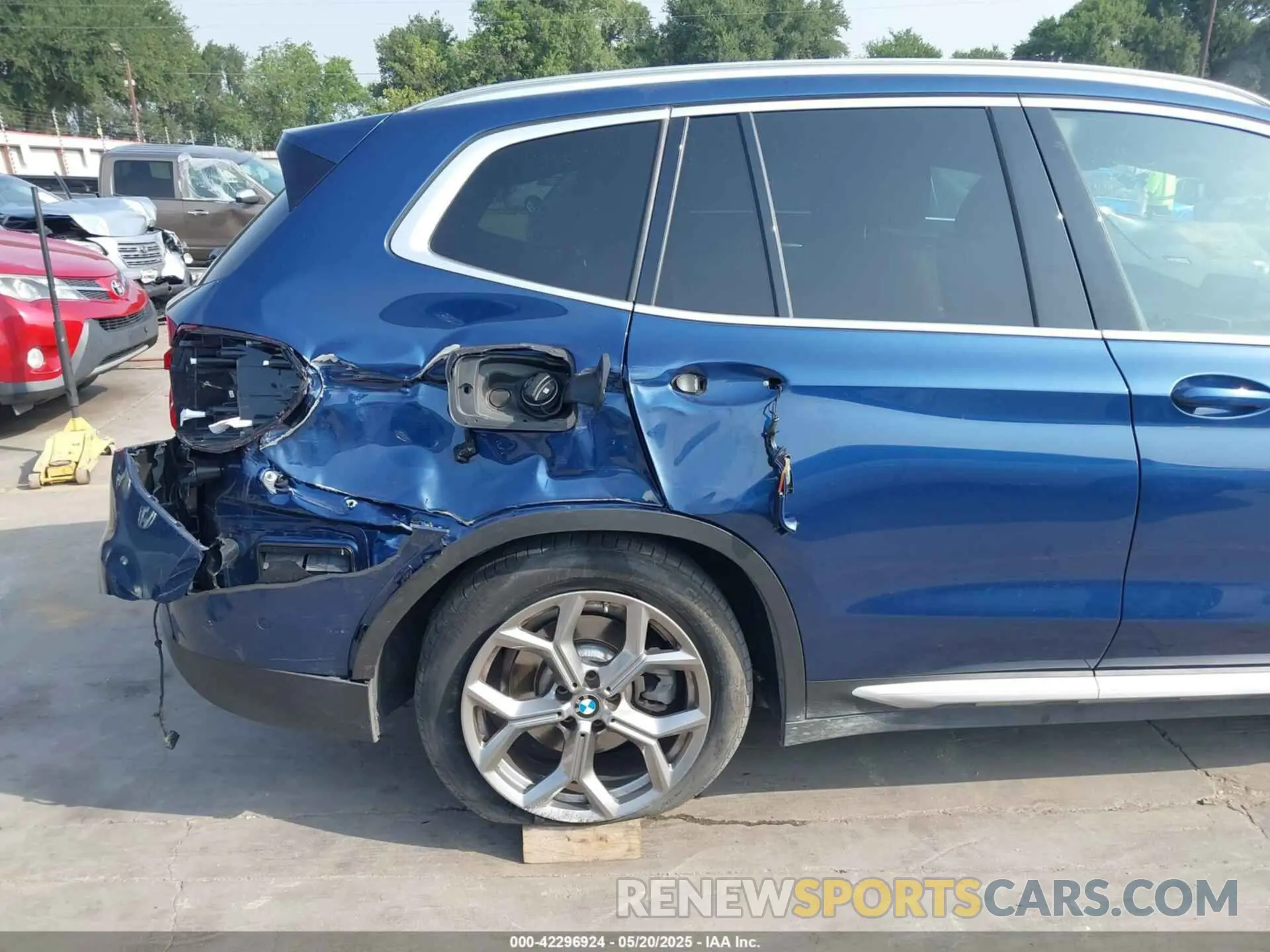 6 Photograph of a damaged car 5UXTY3C01M9F26580 BMW X3 2021