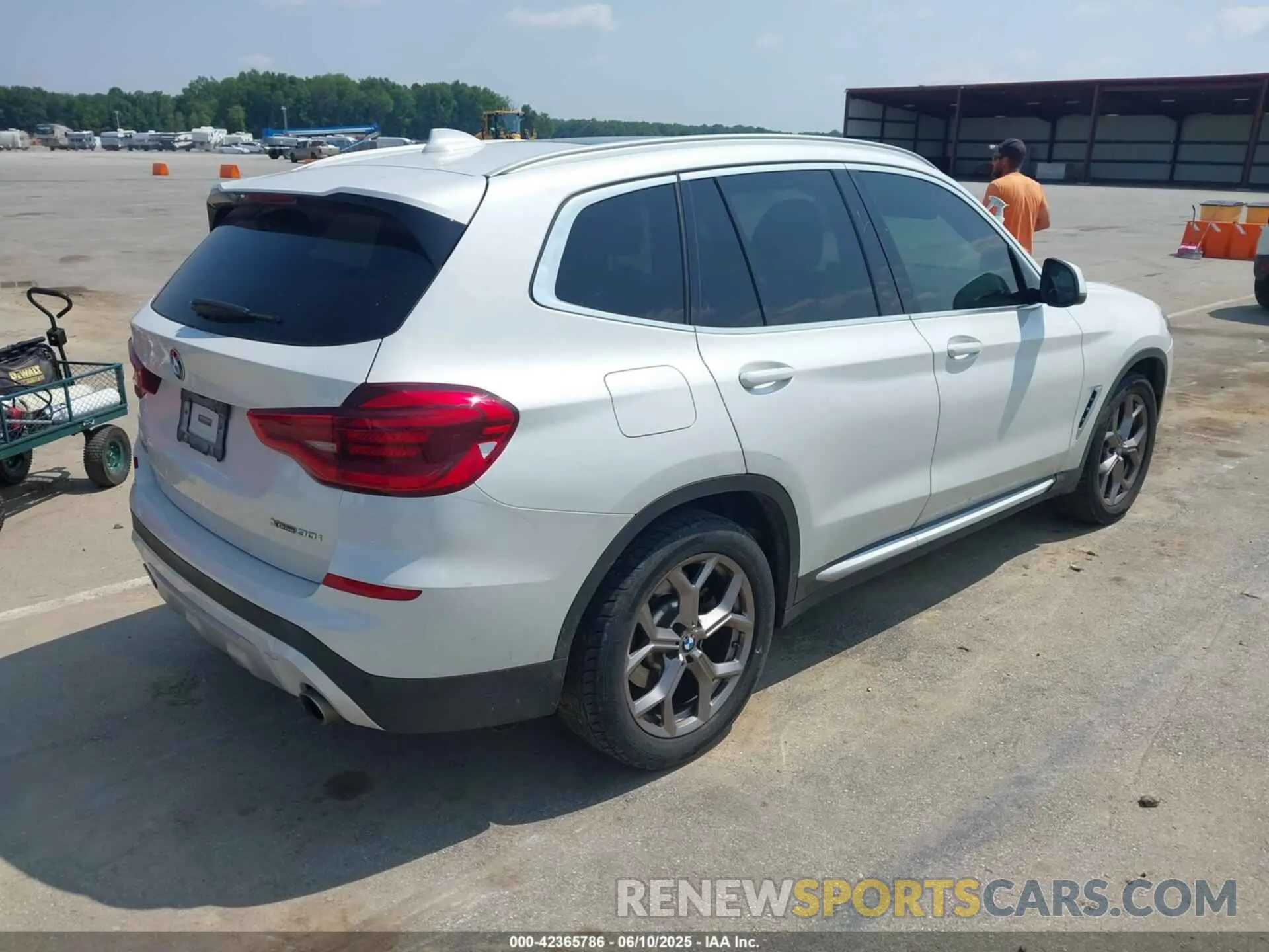 4 Photograph of a damaged car 5UXTY5C02M9G56072 BMW X3 2021