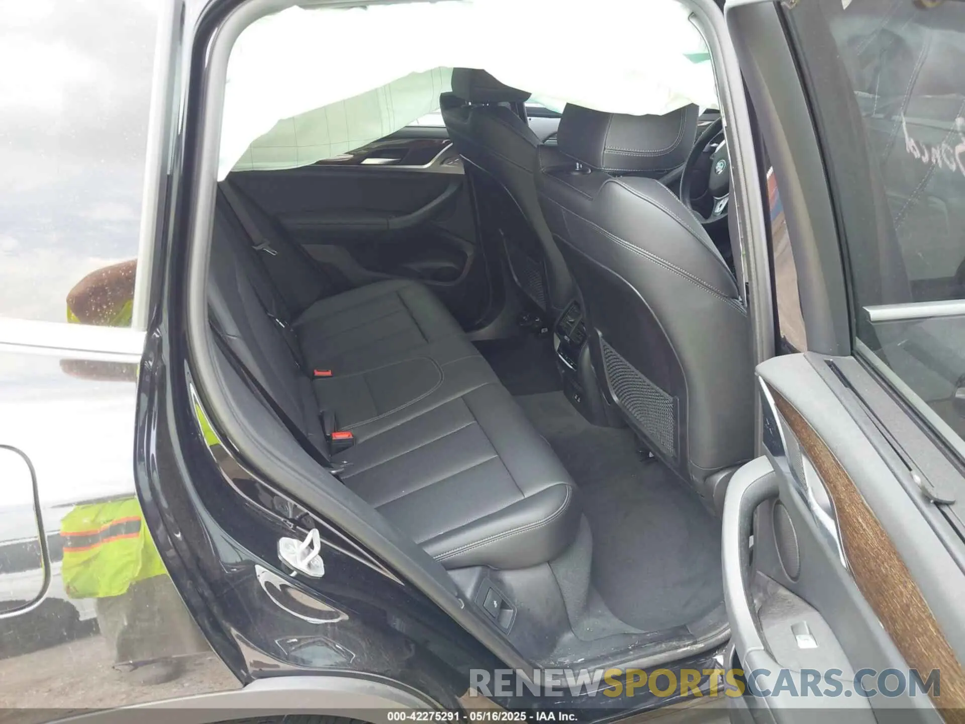 8 Photograph of a damaged car 5UX43DP00N9K73575 BMW X3 2022