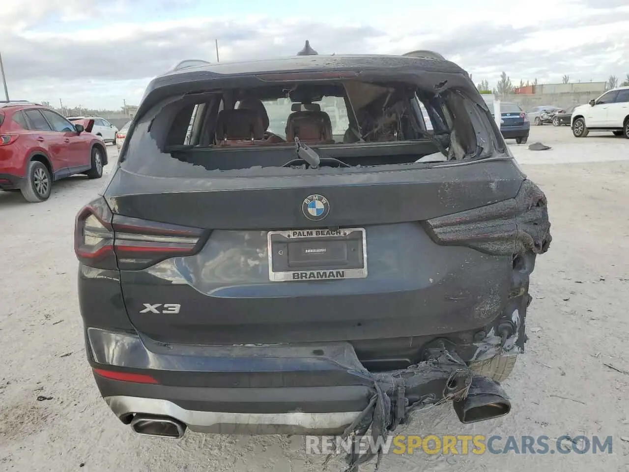 6 Photograph of a damaged car 5UX43DP00N9M21000 BMW X3 2022