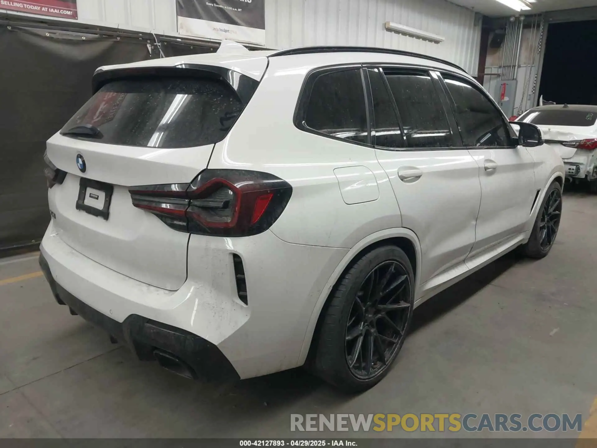 4 Photograph of a damaged car 5UX43DP05N9K52561 BMW X3 2022