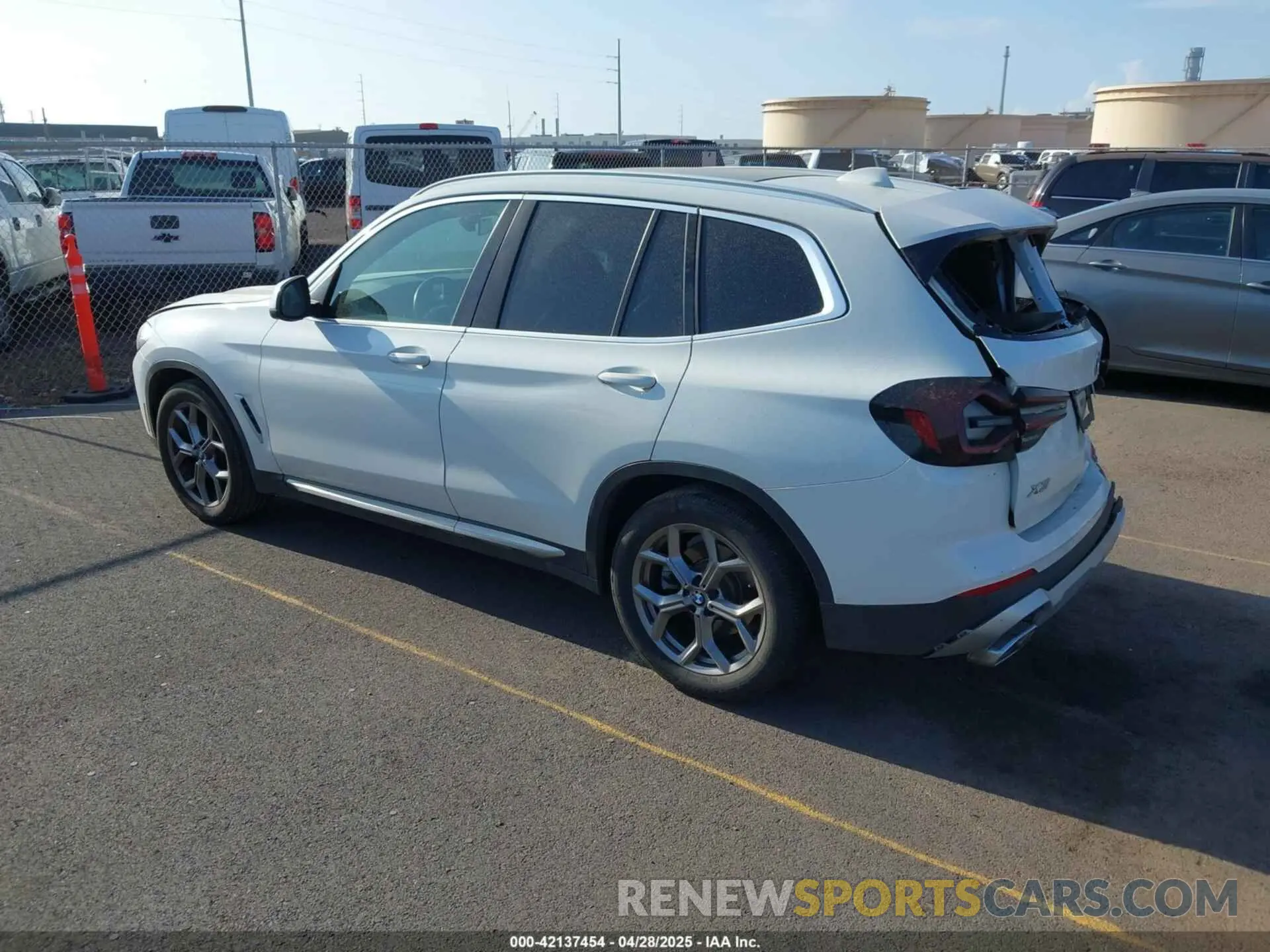 3 Photograph of a damaged car 5UX43DP05N9K99492 BMW X3 2022