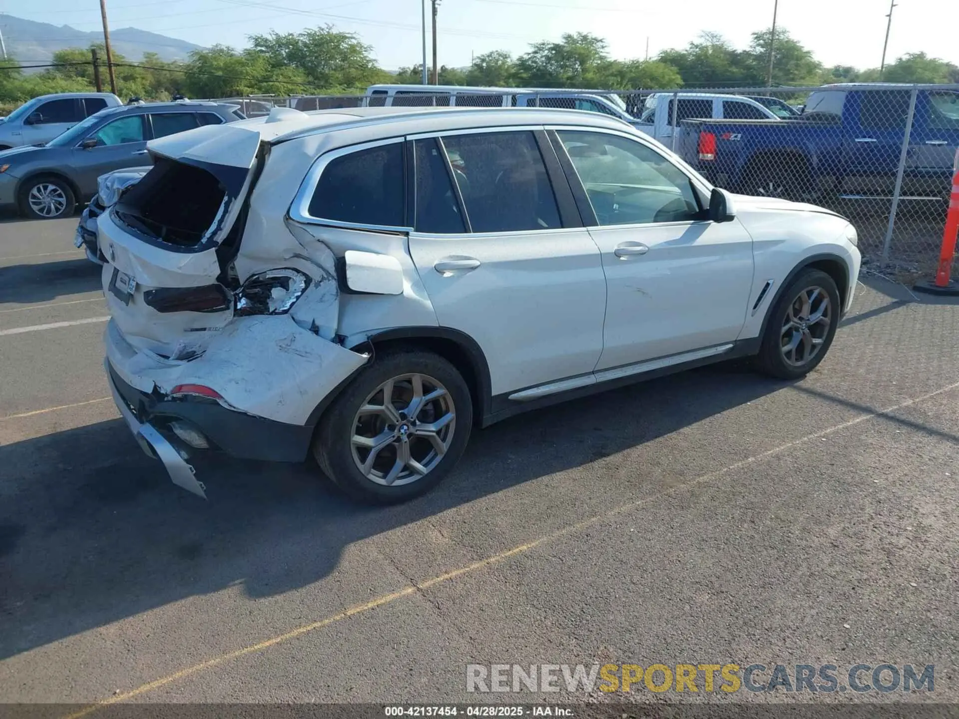 4 Photograph of a damaged car 5UX43DP05N9K99492 BMW X3 2022