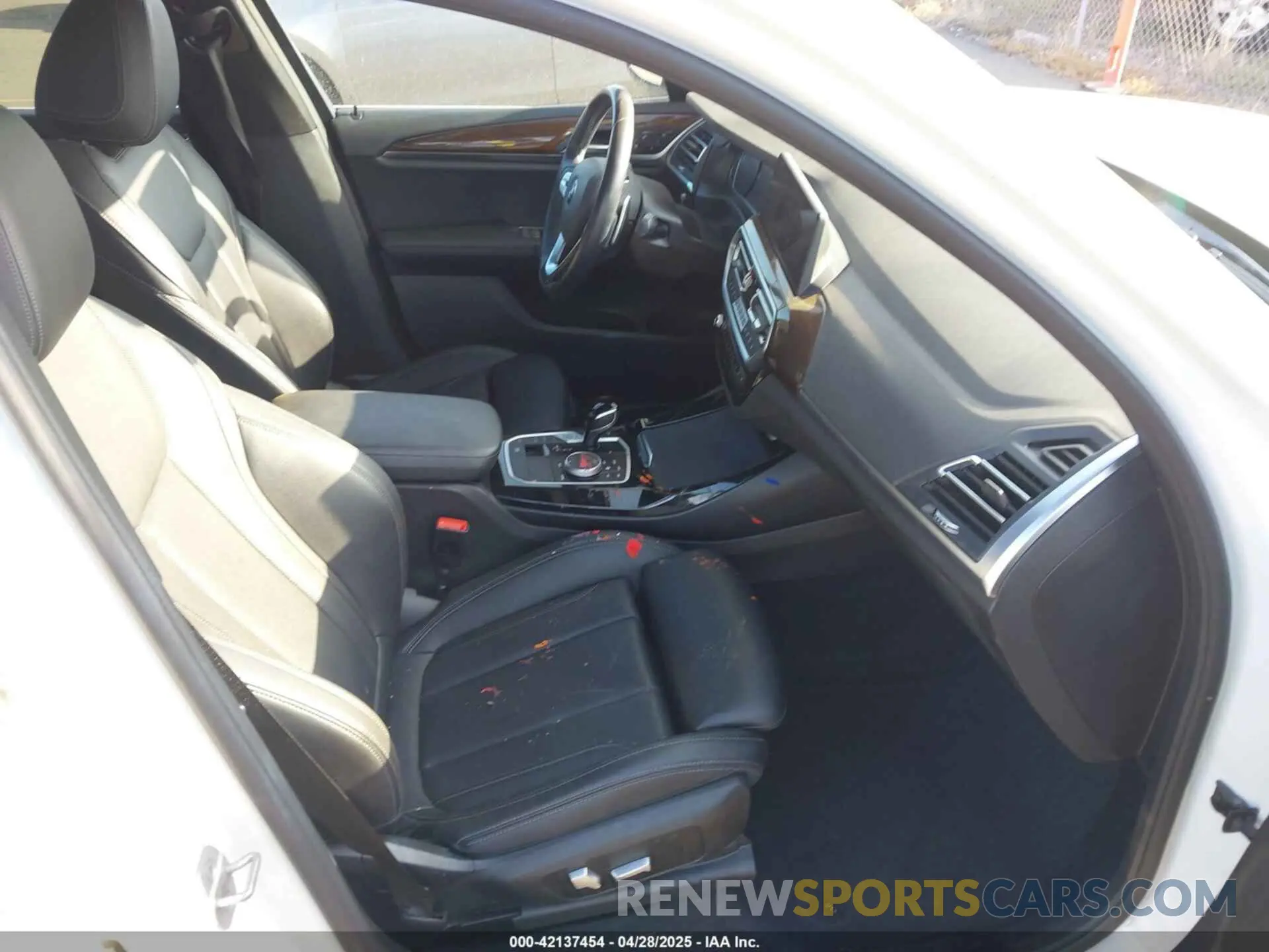 5 Photograph of a damaged car 5UX43DP05N9K99492 BMW X3 2022