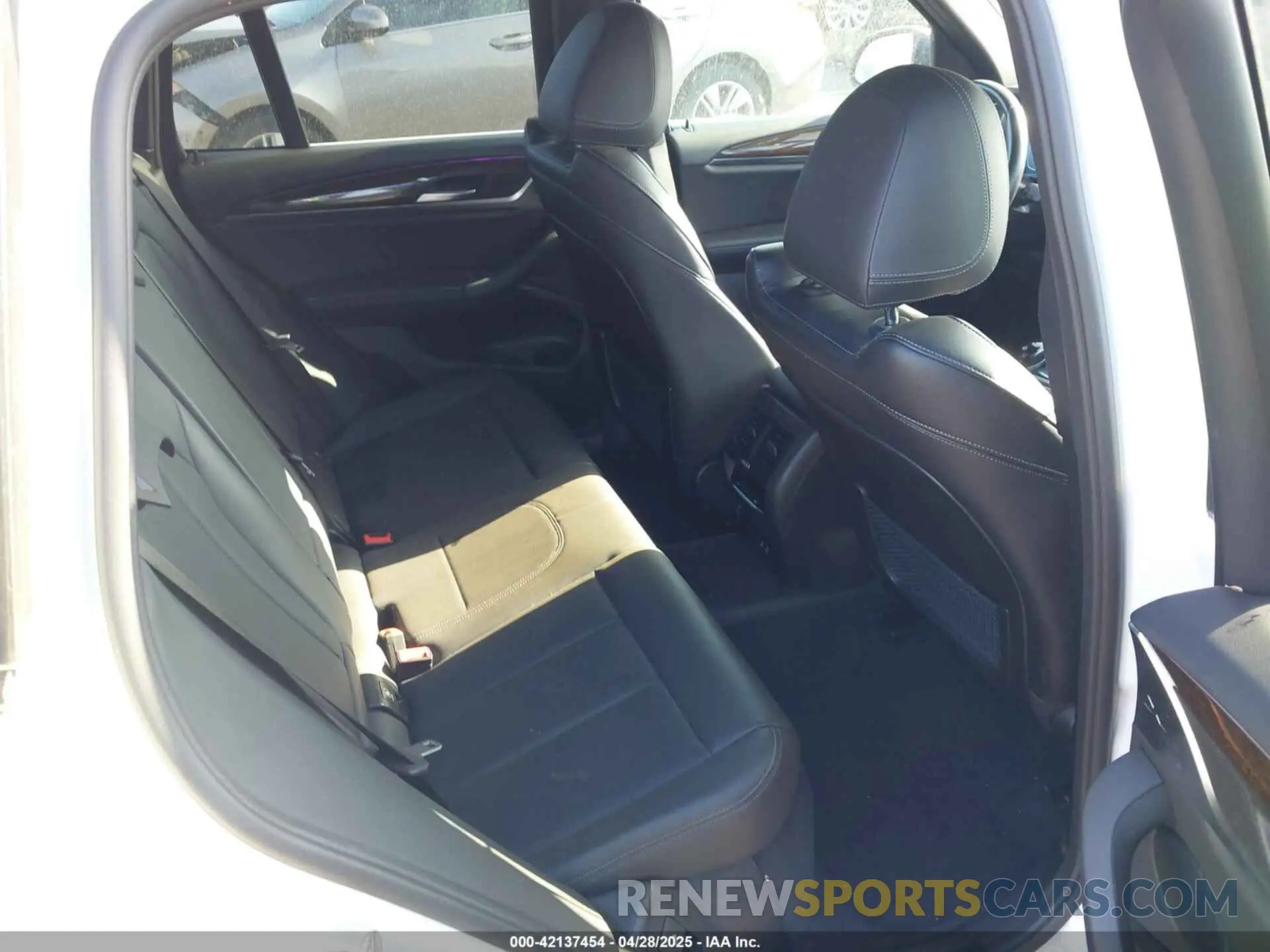 8 Photograph of a damaged car 5UX43DP05N9K99492 BMW X3 2022